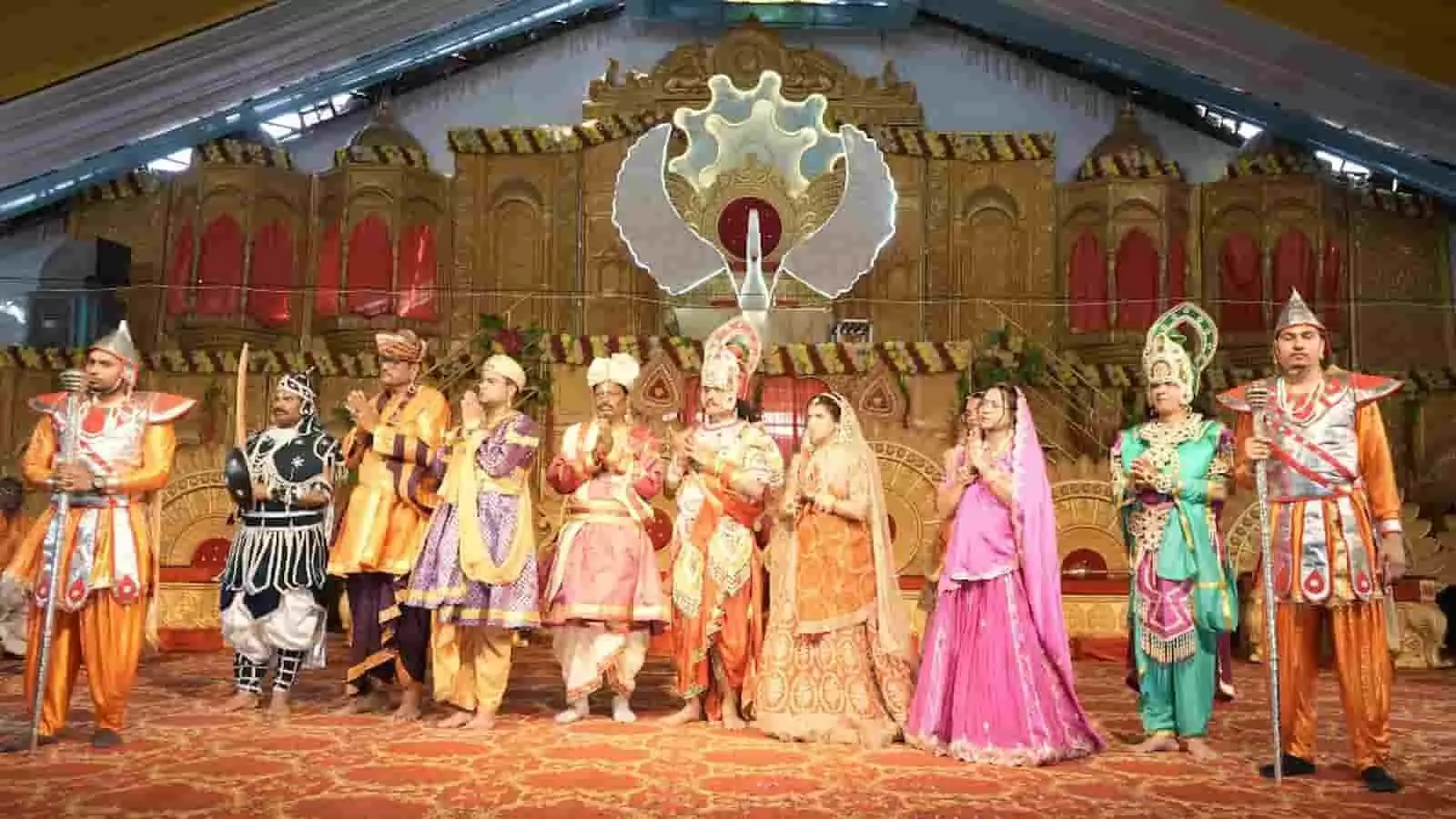 नाकोड़ा धाम पड़ासली में अंजनशलाका प्रतिष्ठा महोत्सव के दौरान रंगमंच पर वेशभूषा में खड़े कलाकार। नाकोड़ा धाम पड़ासली में अंजनशलाका प्रतिष्ठा महोत्सव के दौरान रंगमंच पर वेशभूषा में खड़े कलाकार।