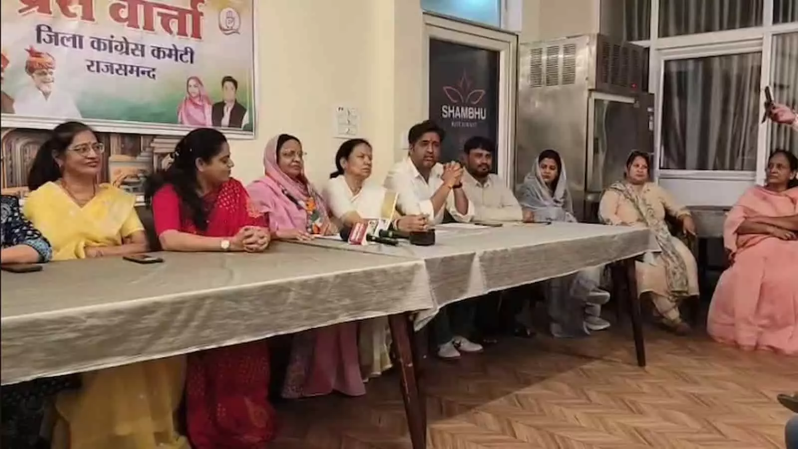 राजसमंद में प्रेस वार्ता के दौरान मेज पर बैठे कांग्रेस नेता महिला आरक्षण पर वक्तव्य देते हुए। राजसमंद में प्रेस वार्ता के दौरान मेज पर बैठे कांग्रेस नेता महिला आरक्षण पर वक्तव्य देते हुए।