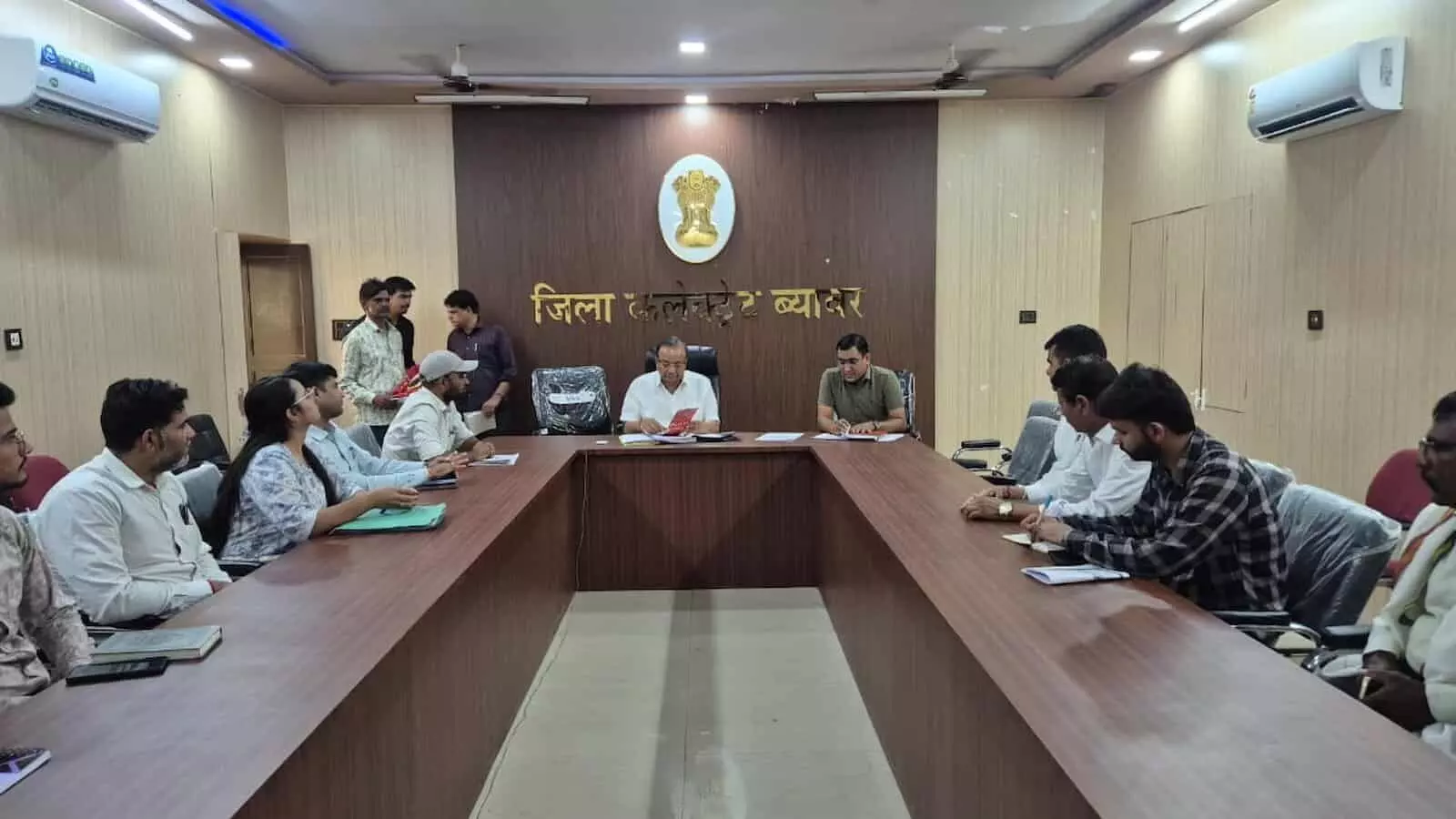 ब्यावर कलेक्ट्रेट में स्वच्छ भारत मिशन की समीक्षा बैठक के दौरान अधिकारियों के साथ चर्चा करते ब्रांड एंबेसडर के.के. गुप्ता। ब्यावर कलेक्ट्रेट में स्वच्छ भारत मिशन की समीक्षा बैठक के दौरान अधिकारियों के साथ चर्चा करते ब्रांड एंबेसडर के.के. गुप्ता।