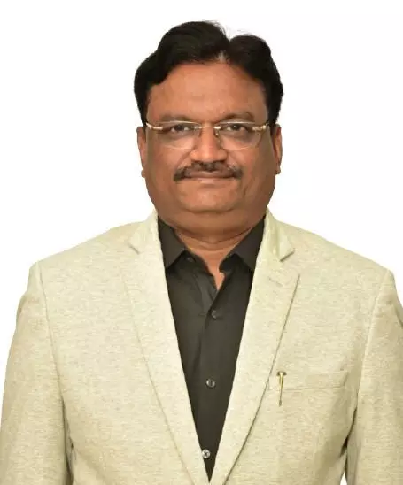 चश्मा और सफेद जैकेट पहने अभय हरणे महानिर्मिति निदेशक पदभार ग्रहण के संदर्भ में। चश्मा और सफेद जैकेट पहने अभय हरणे महानिर्मिति निदेशक पदभार ग्रहण के संदर्भ में।