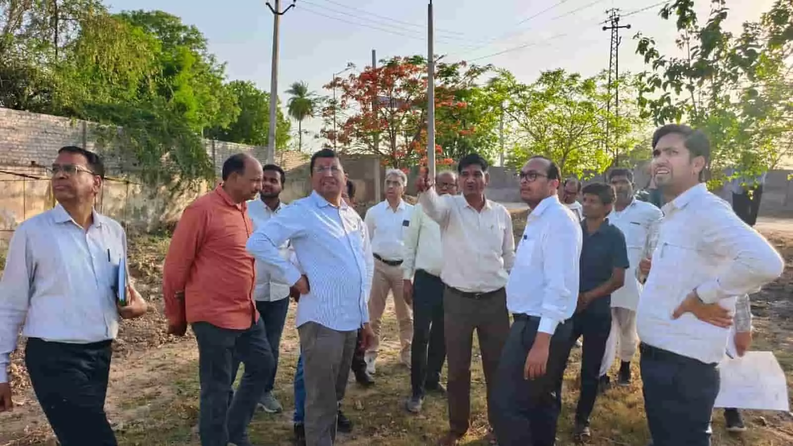 बेगूँ उप जिला चिकित्सालय के बाहर विधायक और अधिकारी निरीक्षण करते हुए आगामी विकास कार्यों पर चर्चा कर रहे हैं। बेगूँ उप जिला चिकित्सालय के बाहर विधायक और अधिकारी निरीक्षण करते हुए आगामी विकास कार्यों पर चर्चा कर रहे हैं।