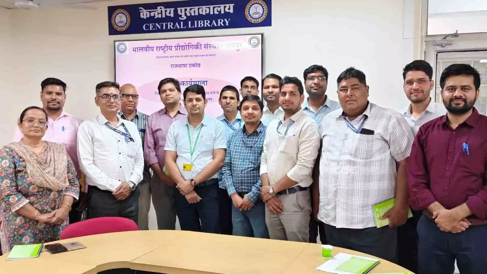 एमनआईटी जयपुर के केंद्रीय पुस्तकालय में राजभाषा हिंदी कार्यशाला के दौरान समूह फोटो में उपस्थित अधिकारी और प्रतिभागी। एमनआईटी जयपुर के केंद्रीय पुस्तकालय में राजभाषा हिंदी कार्यशाला के दौरान समूह फोटो में उपस्थित अधिकारी और प्रतिभागी।