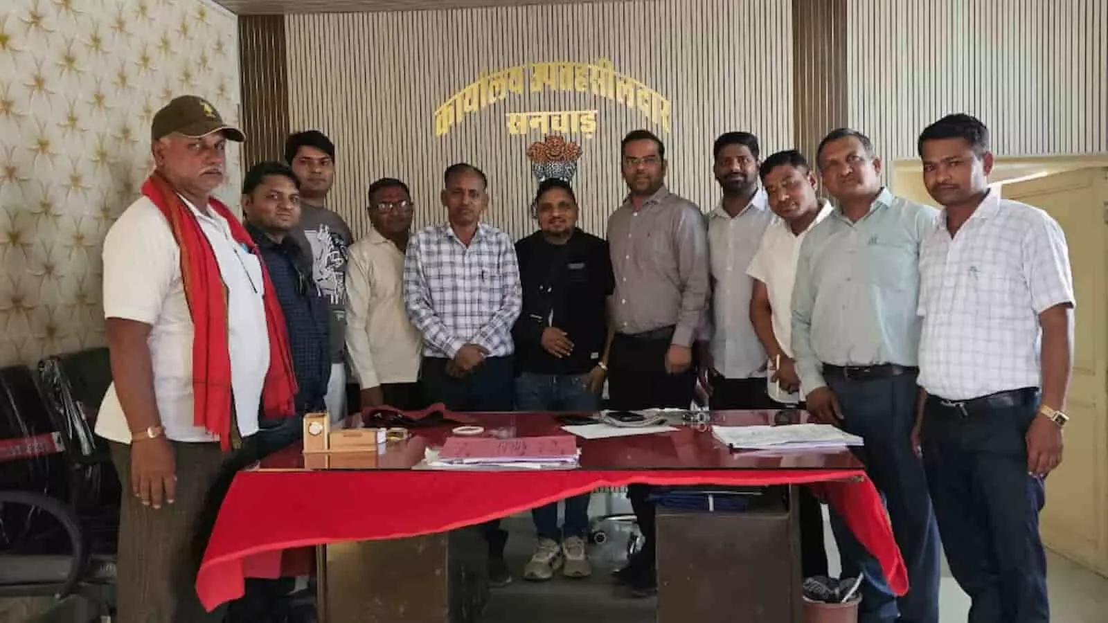 मावली में भामाशाह परिवार द्वारा स्कूल भवन का दान पत्र सरकारी अधिकारियों को सौंपते हुए समूह चित्र। मावली में भामाशाह परिवार द्वारा स्कूल भवन का दान पत्र सरकारी अधिकारियों को सौंपते हुए समूह चित्र।