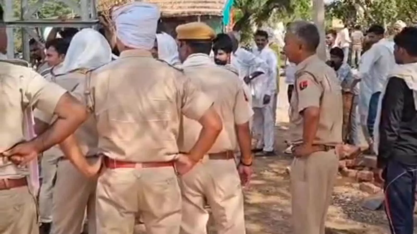 बुढ़वार गांव में अतिक्रमण हटाने की कार्रवाई के दौरान तैनात पुलिसकर्मी और प्रशासनिक अधिकारी। बुढ़वार गांव में अतिक्रमण हटाने की कार्रवाई के दौरान तैनात पुलिसकर्मी और प्रशासनिक अधिकारी।