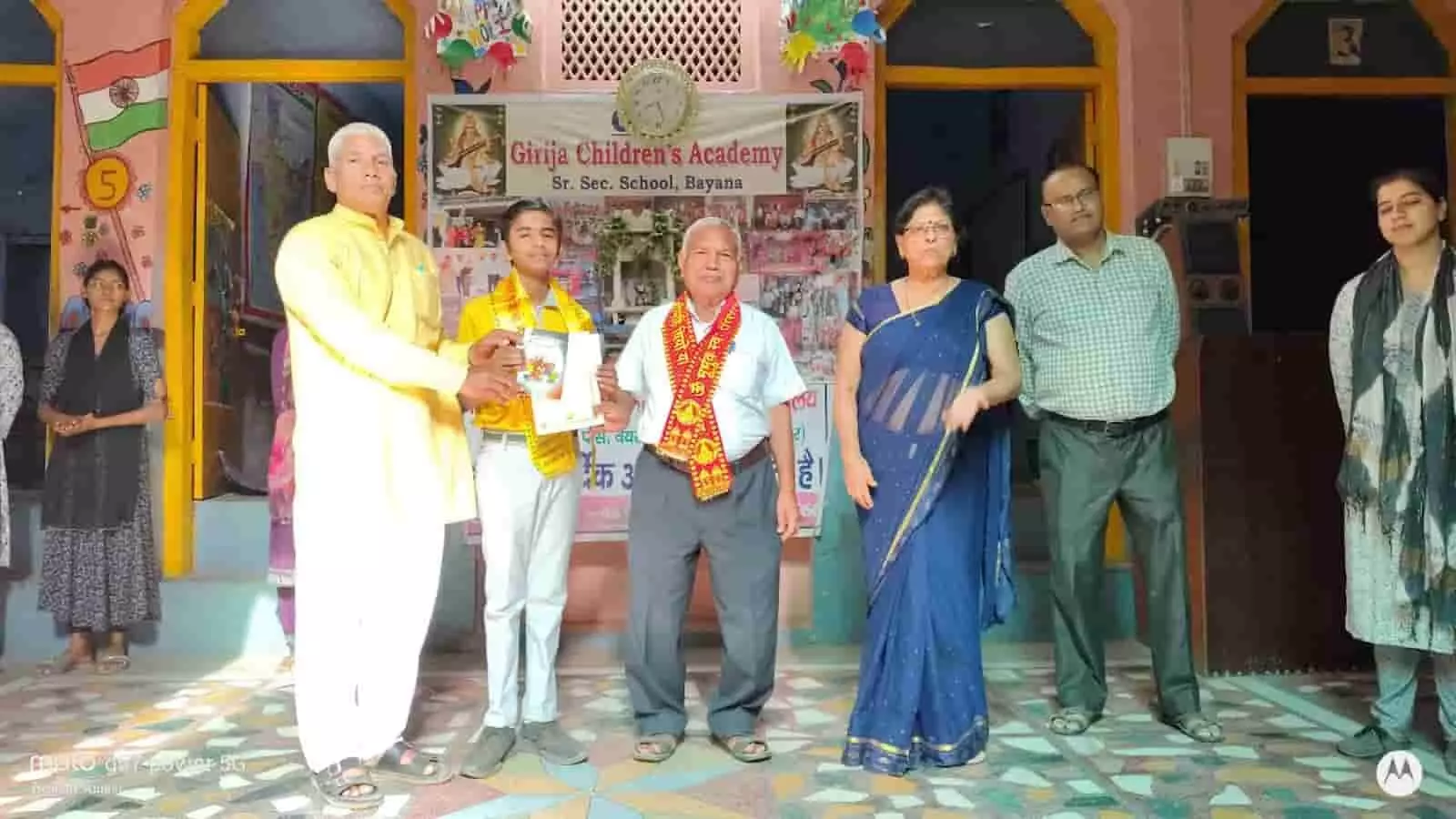 गिरिजा चिल्ड्रंस अकादमी बयाना में छात्र पराग सैनी को भारतीय संस्कृति ज्ञान परीक्षा में प्रथम स्थान मिलने पर सम्मानित किया जा रहा है। गिरिजा चिल्ड्रंस अकादमी बयाना में छात्र पराग सैनी को भारतीय संस्कृति ज्ञान परीक्षा में प्रथम स्थान मिलने पर सम्मानित किया जा रहा है।