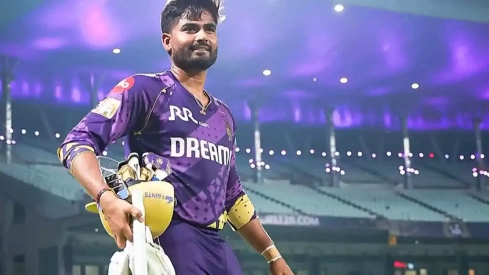 बैंगनी जर्सी पहने क्रिकेटर अनुकूल रॉय हाथ में हेलमेट और बल्ला लेकर क्रिकेट स्टेडियम के मैदान पर मुस्कुरा रहे हैं। बैंगनी जर्सी पहने क्रिकेटर अनुकूल रॉय हाथ में हेलमेट और बल्ला लेकर क्रिकेट स्टेडियम के मैदान पर मुस्कुरा रहे हैं।
