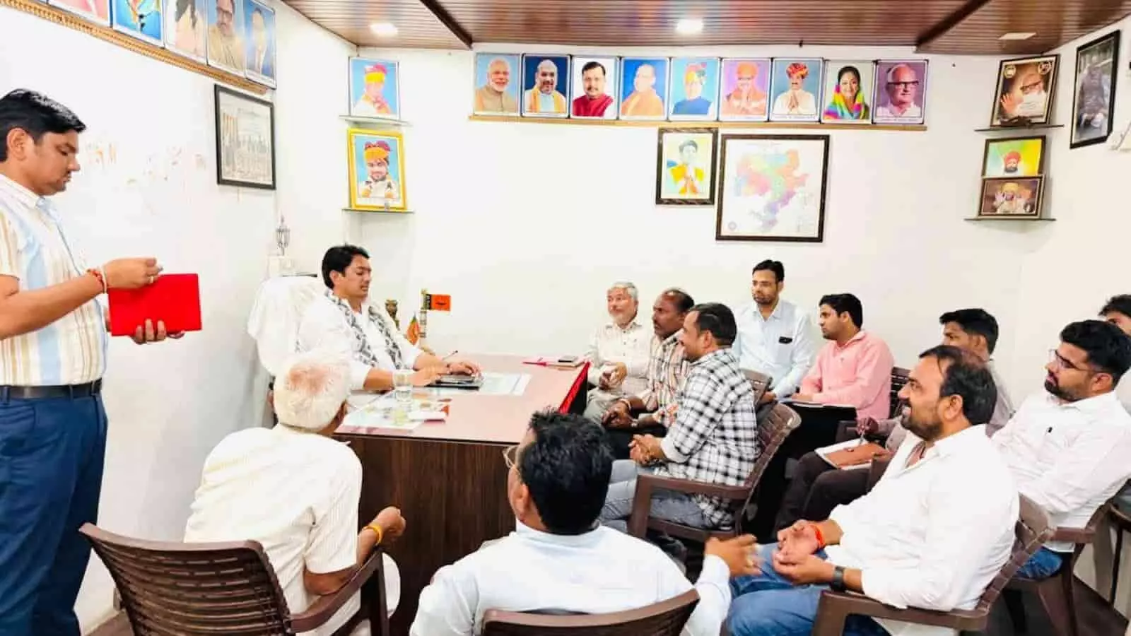जैतारण में पेयजल संकट पर अधिकारियों के साथ बैठक करते कैबिनेट मंत्री अविनाश गहलोत। जैतारण में पेयजल संकट पर अधिकारियों के साथ बैठक करते कैबिनेट मंत्री अविनाश गहलोत।