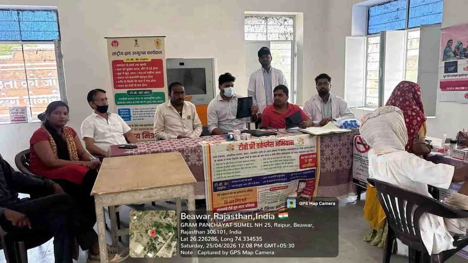 सुमेल के स्वास्थ्य शिविर में चिकित्सा टीम ग्रामीणों को टीबी जागरूकता और एक्स-रे रिपोर्ट के बारे में जानकारी दे रही है। सुमेल के स्वास्थ्य शिविर में चिकित्सा टीम ग्रामीणों को टीबी जागरूकता और एक्स-रे रिपोर्ट के बारे में जानकारी दे रही है।