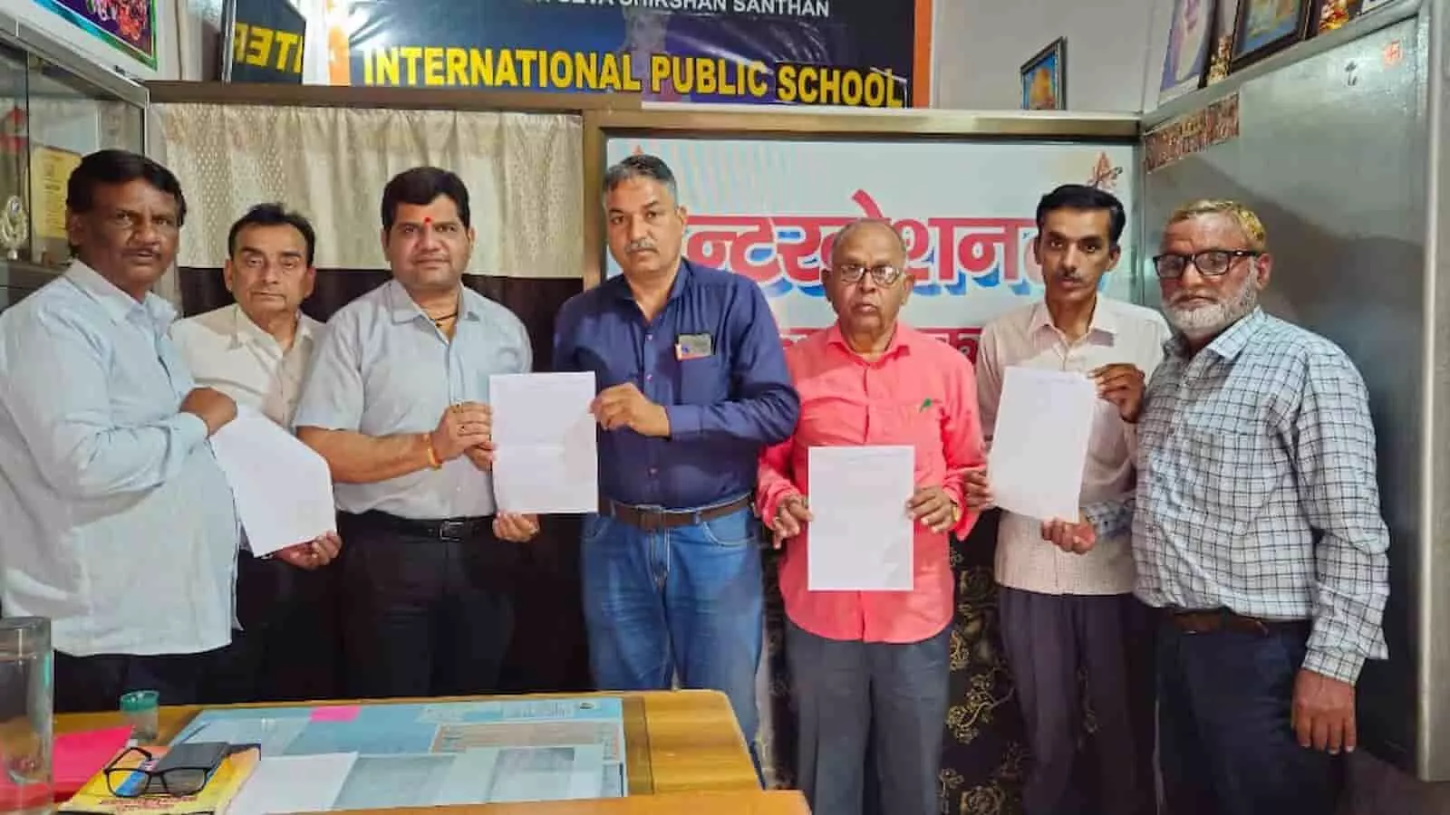 इंटरनेशनल पब्लिक स्कूल कांकरोली में निजी स्कूल संगठन के पदाधिकारी हस्ताक्षरित मांग पत्र दिखाते हुए। इंटरनेशनल पब्लिक स्कूल कांकरोली में निजी स्कूल संगठन के पदाधिकारी हस्ताक्षरित मांग पत्र दिखाते हुए।