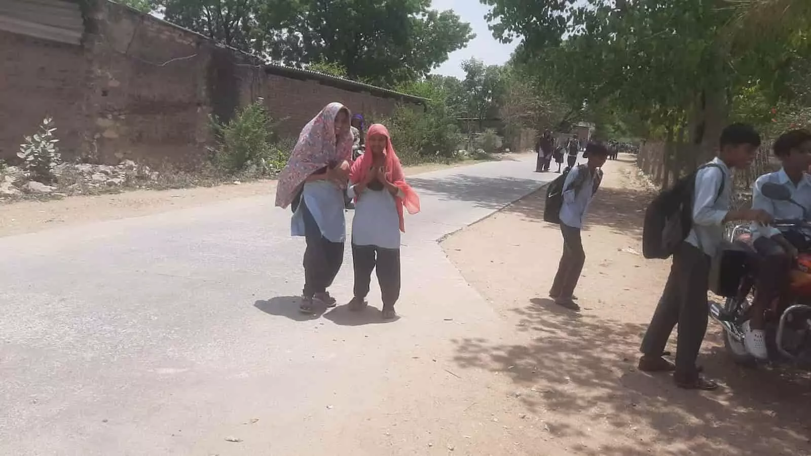 फतहनगर की सूनी सड़क पर गर्मी और तेज धूप से बचने के लिए छांव में खड़ा व्यक्ति। फतहनगर की सूनी सड़क पर गर्मी और तेज धूप से बचने के लिए छांव में खड़ा व्यक्ति।
