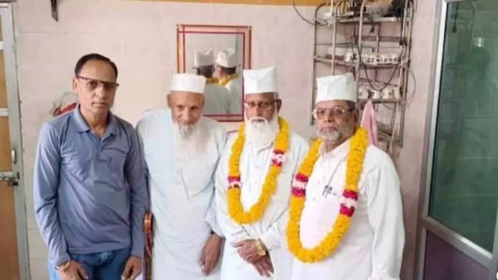 हज यात्रा पर जाने वाले जायरीनों का माल्यार्पण कर स्वागत करते लोग। हज यात्रा पर जाने वाले जायरीनों का माल्यार्पण कर स्वागत करते लोग।