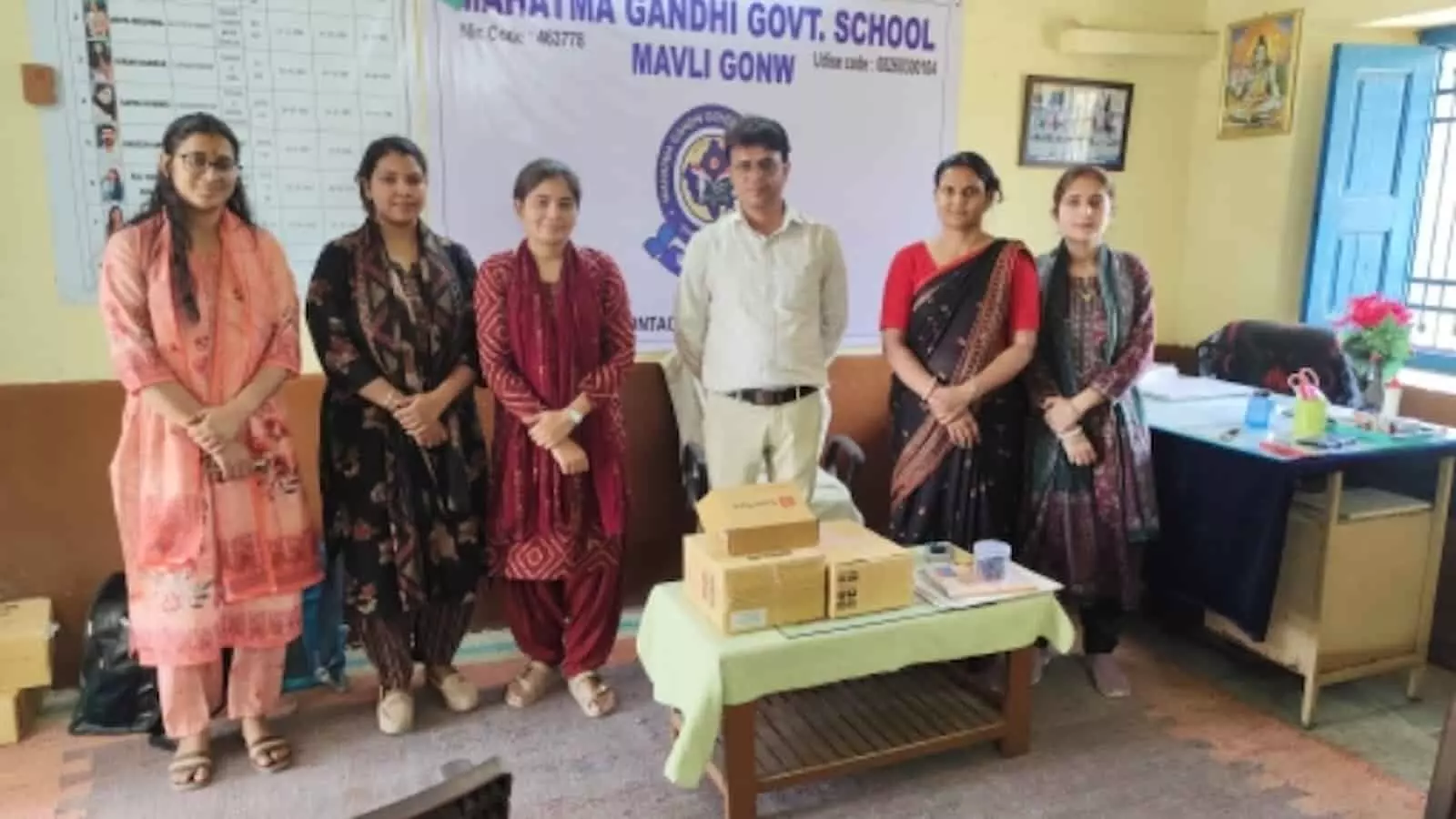 मावली के महात्मा गांधी विद्यालय में स्टाफ सदस्य स्कूल प्रशासन को उपहार स्वरूप इलेक्ट्रॉनिक बेल भेंट करते हुए। मावली के महात्मा गांधी विद्यालय में स्टाफ सदस्य स्कूल प्रशासन को उपहार स्वरूप इलेक्ट्रॉनिक बेल भेंट करते हुए।