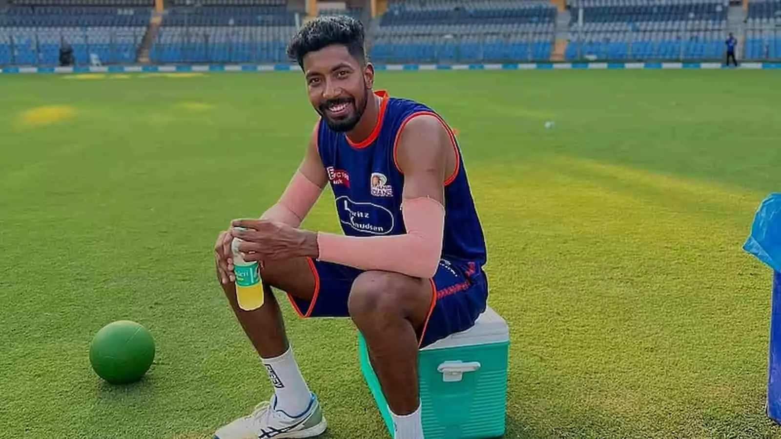 क्रिकेट के मैदान पर नीली जर्सी पहनकर बैठे हुए विदर्भ के तेज गेंदबाज सौरभ दुबे। क्रिकेट के मैदान पर नीली जर्सी पहनकर बैठे हुए विदर्भ के तेज गेंदबाज सौरभ दुबे।