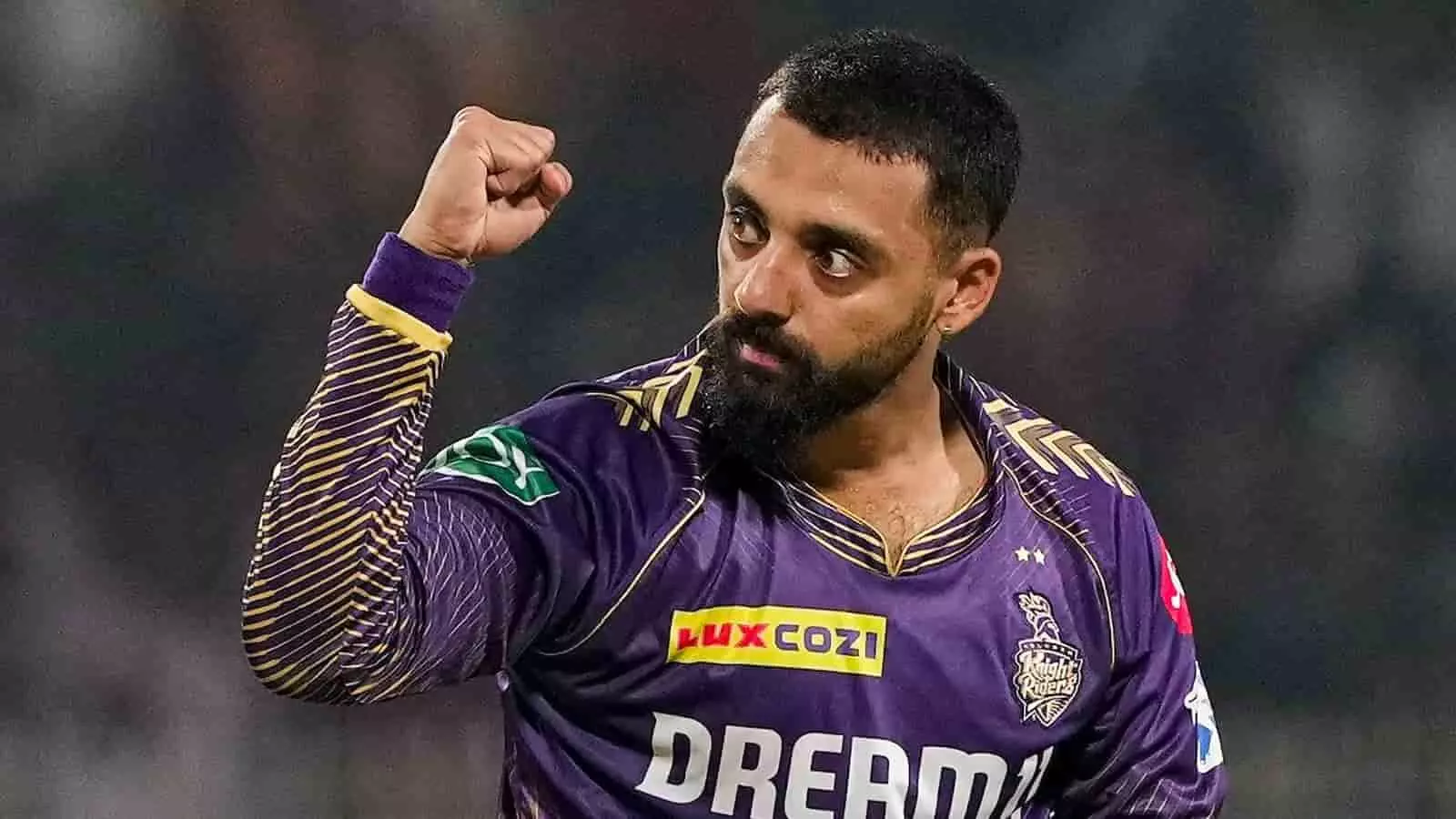 आईपीएल मैच के दौरान मैदान पर जश्न मनाते भारतीय स्पिन गेंदबाज वरुण चक्रवर्ती की क्लोजअप फोटो। आईपीएल मैच के दौरान मैदान पर जश्न मनाते भारतीय स्पिन गेंदबाज वरुण चक्रवर्ती की क्लोजअप फोटो।