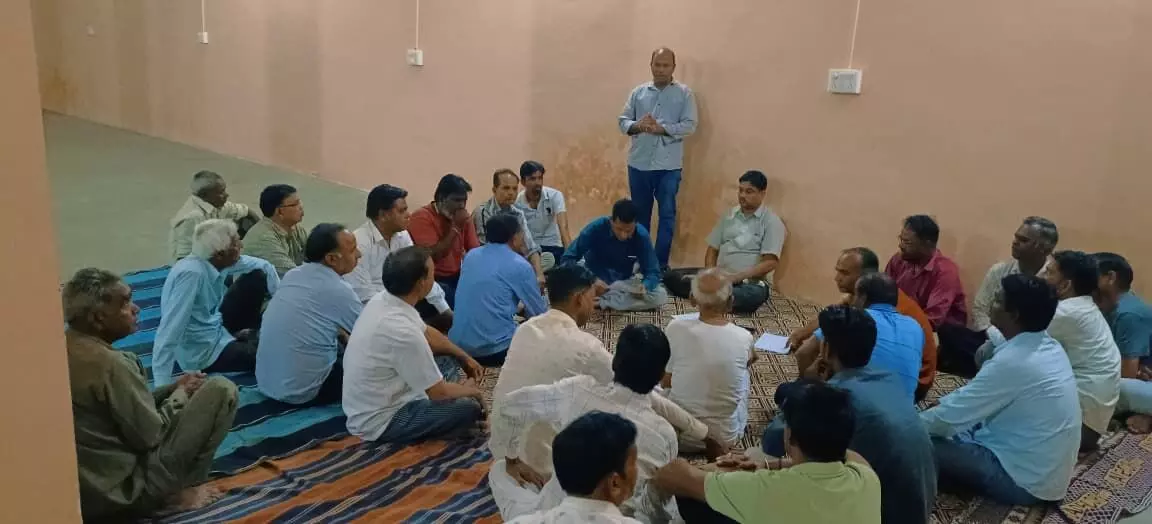 छोटीसादडी के श्री राधाकृष्ण मंदिर में बैठक करते मेवाड़ यादव समाज के सदस्य और पदाधिकारी। छोटीसादडी के श्री राधाकृष्ण मंदिर में बैठक करते मेवाड़ यादव समाज के सदस्य और पदाधिकारी।