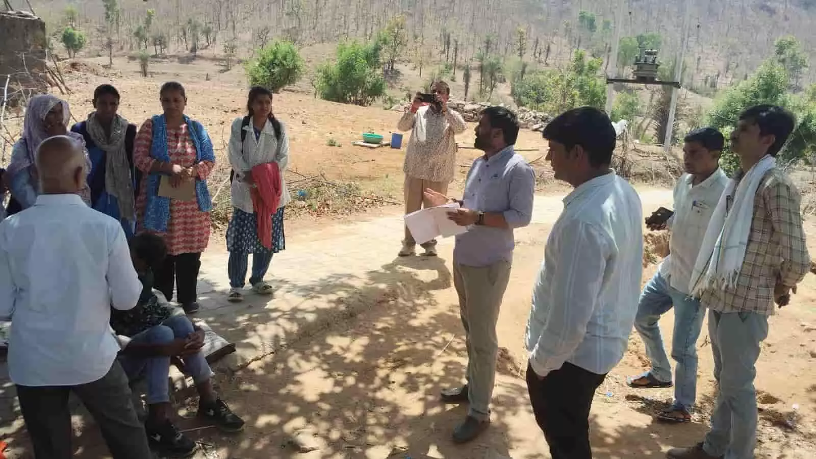 कुंडा गांव में मेडिकल टीम और प्रशासनिक अधिकारी स्वास्थ्य सर्वे के दौरान चर्चा करते हुए।