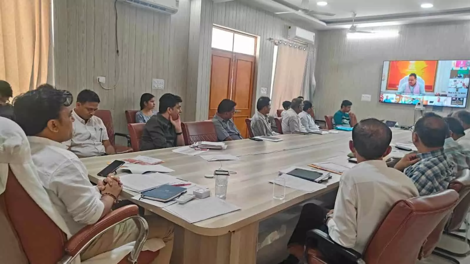 जिला कार्यालय में वीडियो कॉन्फ्रेंस के जरिए राज उन्नति बैठक में शामिल होते प्रशासनिक अधिकारी और कर्मचारी।