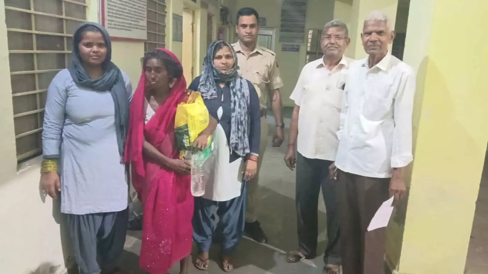 भुसावर थाने में पुलिसकर्मियों और सेवा समिति सदस्यों के साथ खड़ी विमंदित महिला सुरक्षित आश्रय भेजने के दौरान। भुसावर थाने में पुलिसकर्मियों और सेवा समिति सदस्यों के साथ खड़ी विमंदित महिला सुरक्षित आश्रय भेजने के दौरान।