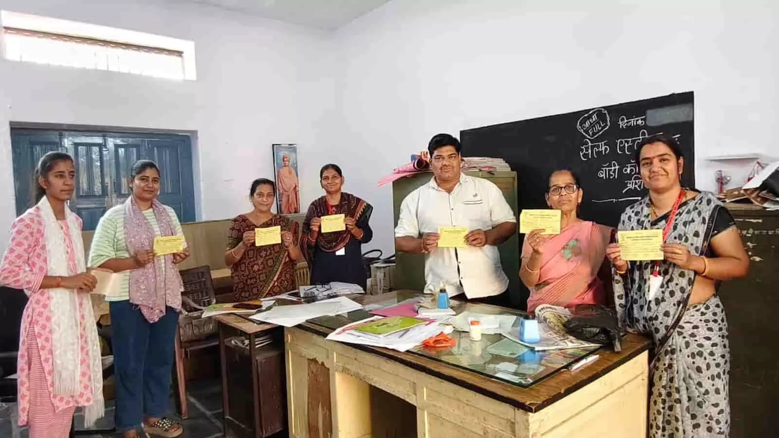 आमेट के विद्यालय में सदस्यता प्रपत्र दिखाते हुए अखिल भारतीय राष्ट्रीय शैक्षिक महासंघ के शिक्षक और पदाधिकारी। आमेट के विद्यालय में सदस्यता प्रपत्र दिखाते हुए अखिल भारतीय राष्ट्रीय शैक्षिक महासंघ के शिक्षक और पदाधिकारी।