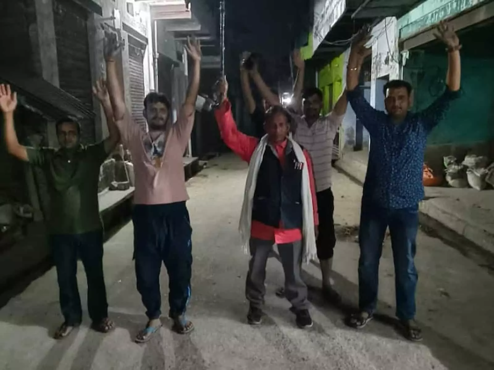 जनूथर में बिजली कटौती के विरोध में हाथ उठाकर प्रदर्शन करते ग्रामीण और चंद्रभान गुप्ता। जनूथर में बिजली कटौती के विरोध में हाथ उठाकर प्रदर्शन करते ग्रामीण और चंद्रभान गुप्ता।