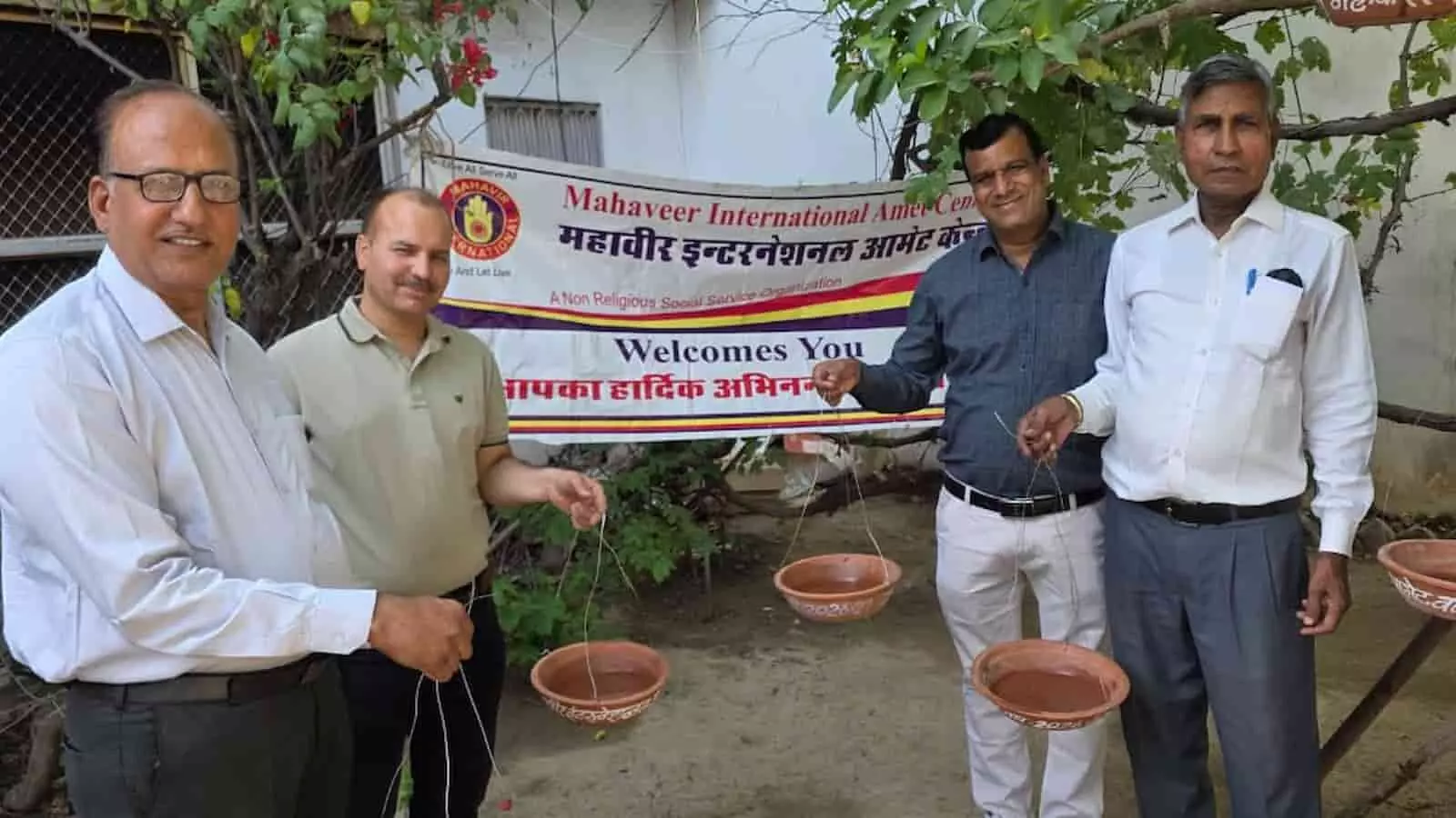 महावीर इंटरनेशनल के सदस्य राजसमंद में पक्षियों के लिए पानी के मिट्टी के परिंडे बांधते हुए। महावीर इंटरनेशनल के सदस्य राजसमंद में पक्षियों के लिए पानी के मिट्टी के परिंडे बांधते हुए।