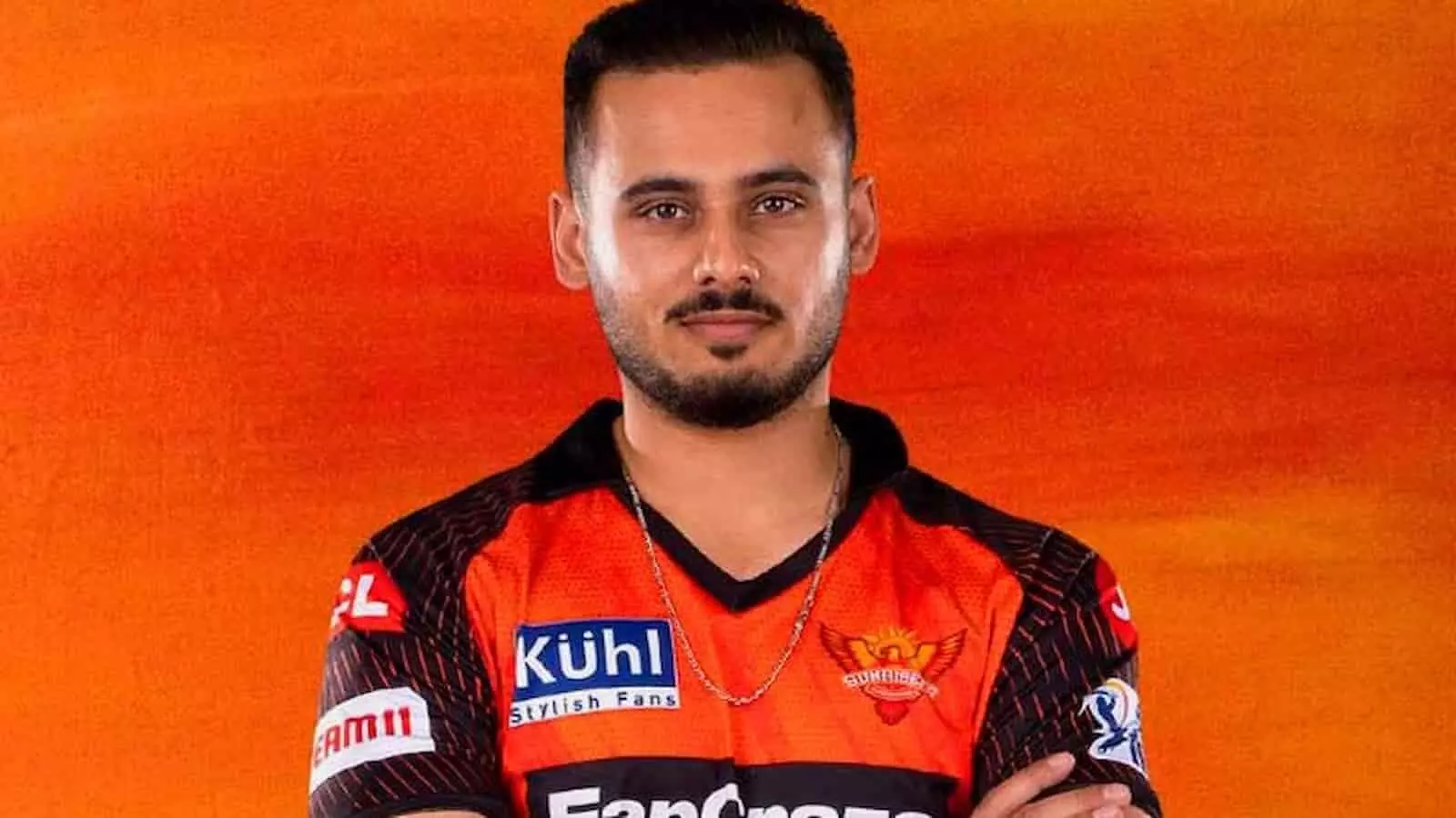 सनराइजर्स हैदराबाद की जर्सी पहने हुए क्रिकेटर अब्दुल समद की कैमरे के सामने पोज देती एक क्लोजअप फोटो। सनराइजर्स हैदराबाद की जर्सी पहने हुए क्रिकेटर अब्दुल समद की कैमरे के सामने पोज देती एक क्लोजअप फोटो।