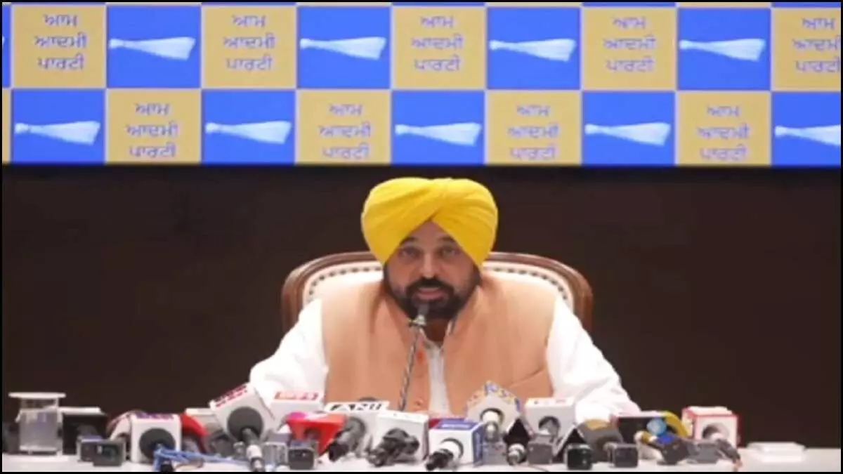 पंजाब के मुख्यमंत्री भगवंत मान प्रेस कॉन्फ्रेंस के दौरान आम आदमी पार्टी के सांसदों के भाजपा में विलय को विश्वासघात बताते हुए अपनी रणनीति साझा करते हुए। पंजाब के मुख्यमंत्री भगवंत मान प्रेस कॉन्फ्रेंस के दौरान आम आदमी पार्टी के सांसदों के भाजपा में विलय को विश्वासघात बताते हुए अपनी रणनीति साझा करते हुए।