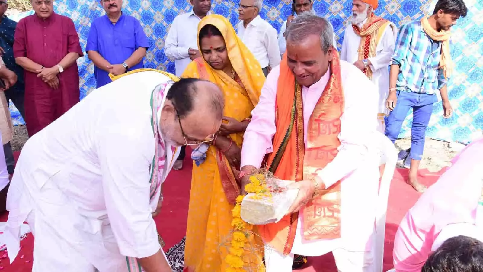 कांकरोली में विकास परियोजनाओं के शिलान्यास कार्यक्रम में शिला पूजन करते हुए वागीशकुमारजी महाराजश्री। कांकरोली में विकास परियोजनाओं के शिलान्यास कार्यक्रम में शिला पूजन करते हुए वागीशकुमारजी महाराजश्री।