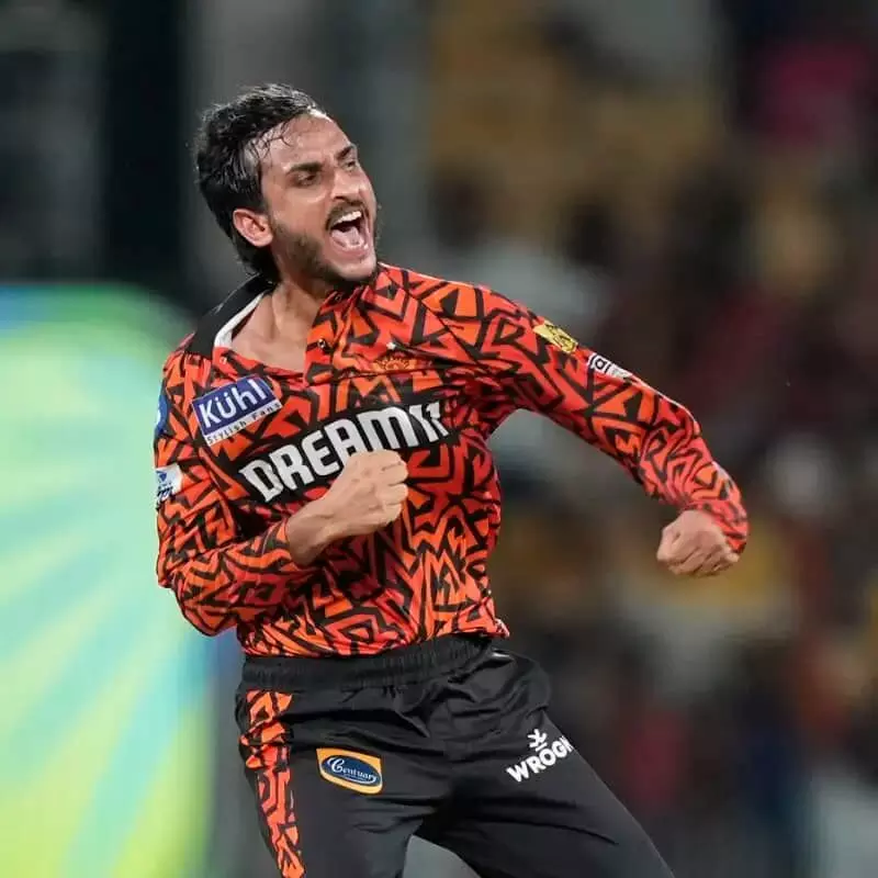 सनराइजर्स हैदराबाद की जर्सी पहने शाहबाज अहमद क्रिकेट मैदान पर जोश में जीत का जश्न मनाते हुए। सनराइजर्स हैदराबाद की जर्सी पहने शाहबाज अहमद क्रिकेट मैदान पर जोश में जीत का जश्न मनाते हुए।