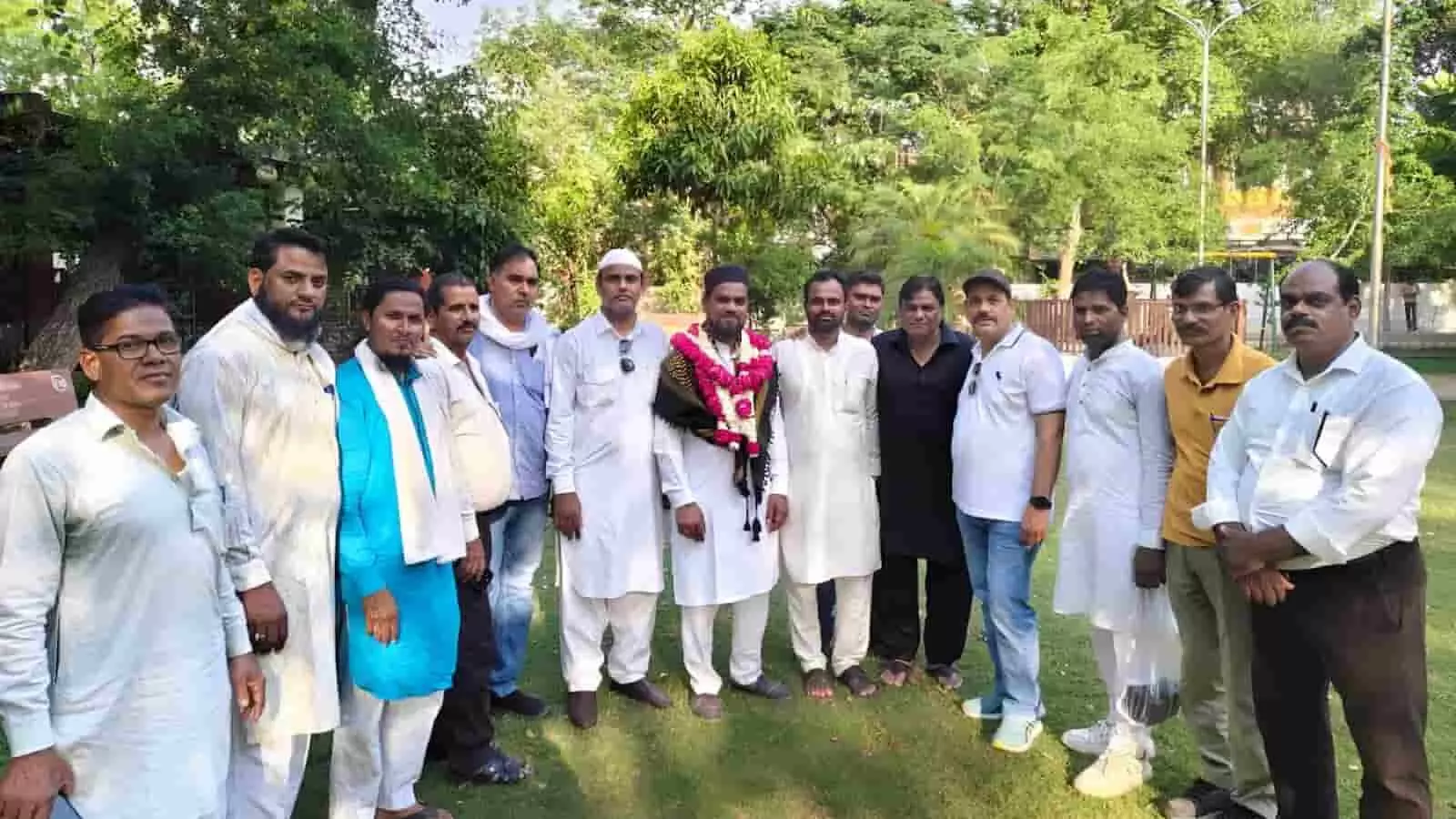 कोटा में हाड़ौती कारपेंटर विकास समिति के अध्यक्ष अब्दुल रशीद अंसारी का पदाधिकारियों द्वारा माला पहनाकर किया गया अभिनंदन। कोटा में हाड़ौती कारपेंटर विकास समिति के अध्यक्ष अब्दुल रशीद अंसारी का पदाधिकारियों द्वारा माला पहनाकर किया गया अभिनंदन।