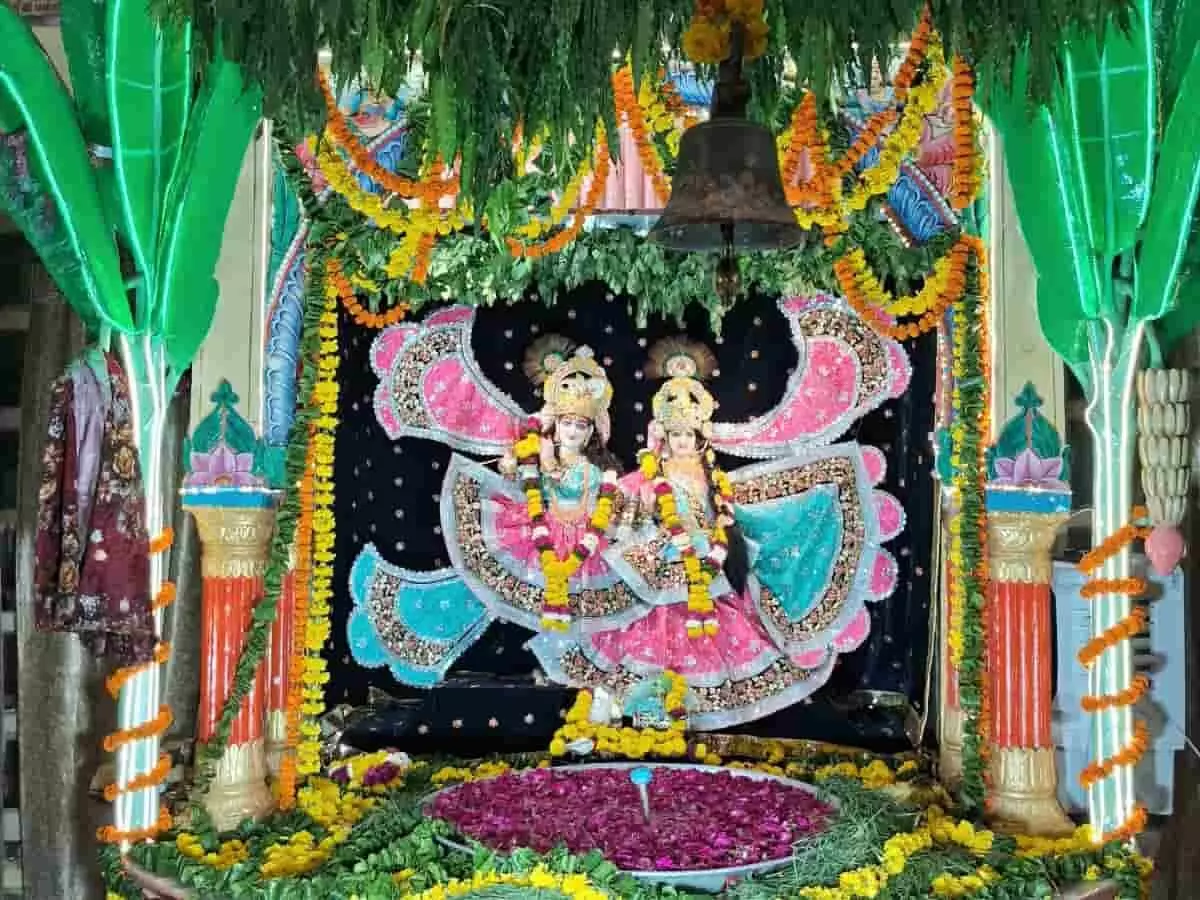 कोटा के गीता भवन मंदिर में फूलों से सजे श्री राधा कृष्ण के विग्रह और पारंपरिक सजावट। कोटा के गीता भवन मंदिर में फूलों से सजे श्री राधा कृष्ण के विग्रह और पारंपरिक सजावट।