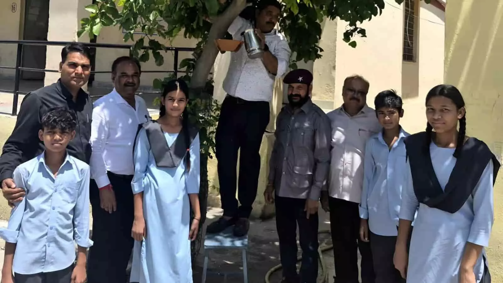 कोटा के विद्यालय में पेड़ पर मिट्टी का परिंडा बांधते हुए शिक्षा विभाग के अधिकारी और स्काउट गाइड सदस्य। कोटा के विद्यालय में पेड़ पर मिट्टी का परिंडा बांधते हुए शिक्षा विभाग के अधिकारी और स्काउट गाइड सदस्य।