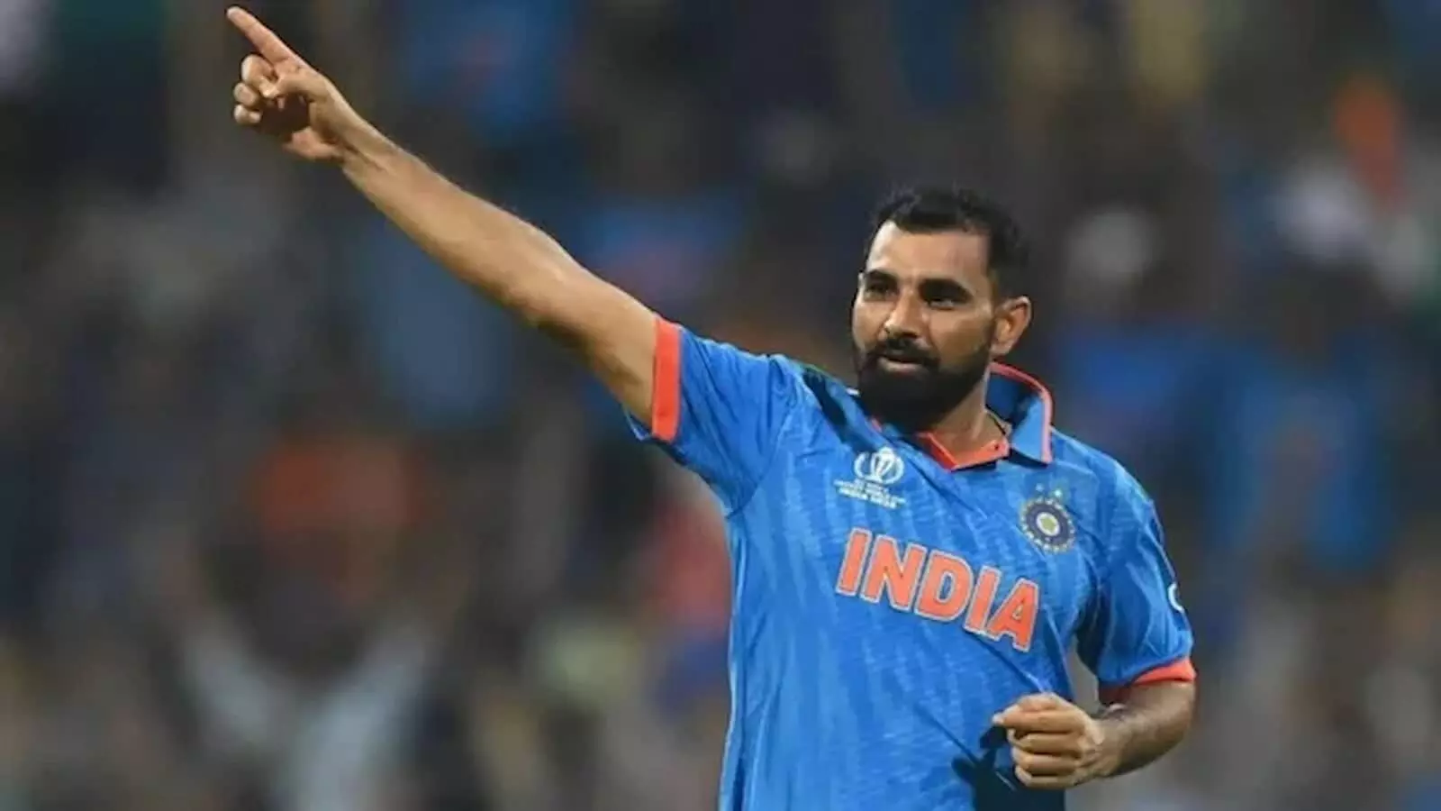 नीली जर्सी पहने क्रिकेटर मोहम्मद शमी मैदान पर उंगली उठाकर विकेट का जश्न मना रहे हैं। नीली जर्सी पहने क्रिकेटर मोहम्मद शमी मैदान पर उंगली उठाकर विकेट का जश्न मना रहे हैं।