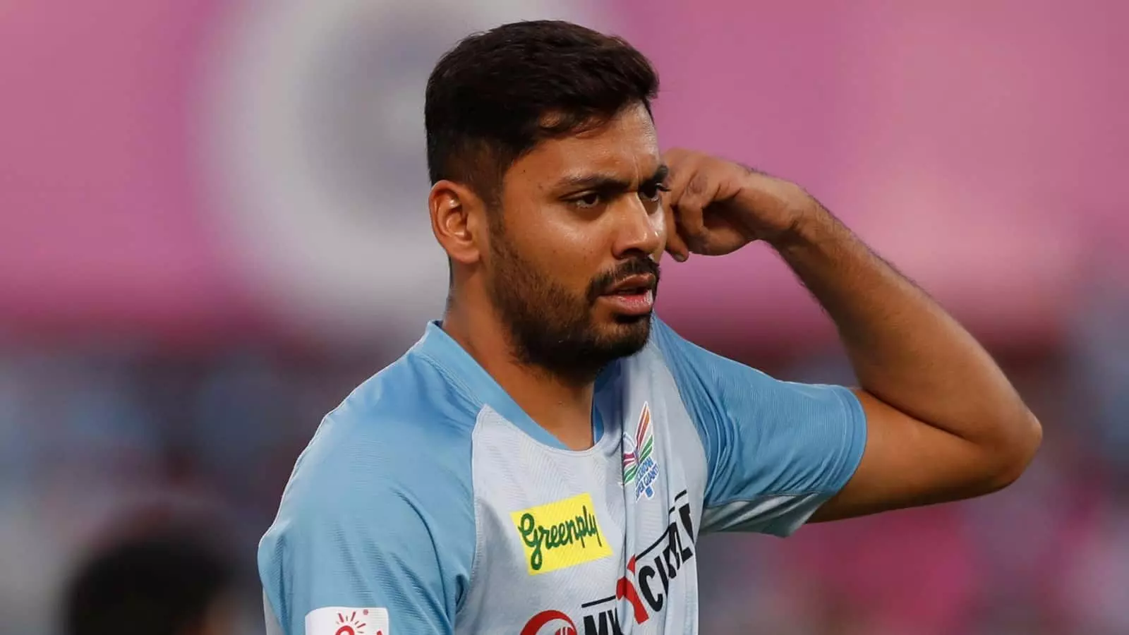 नीले रंग की जर्सी पहने हुए गेंदबाज आवेश खान मैदान पर विचार मुद्रा में दिखाई दे रहे हैं। नीले रंग की जर्सी पहने हुए गेंदबाज आवेश खान मैदान पर विचार मुद्रा में दिखाई दे रहे हैं।