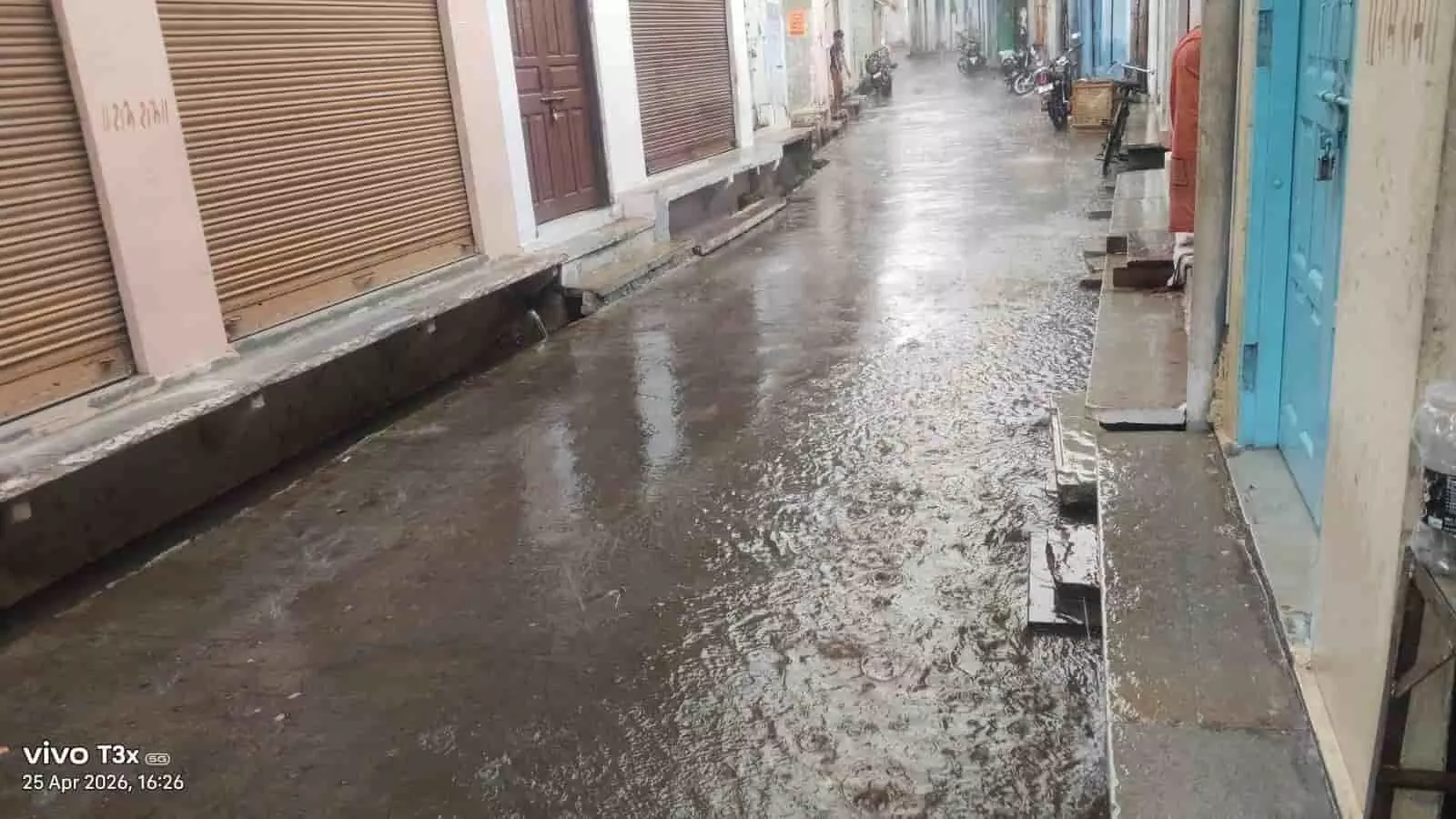 कानोड़ की सड़क पर बारिश के पानी के साथ बहता कचरा और जलभराव का दृश्य। कानोड़ की सड़क पर बारिश के पानी के साथ बहता कचरा और जलभराव का दृश्य।