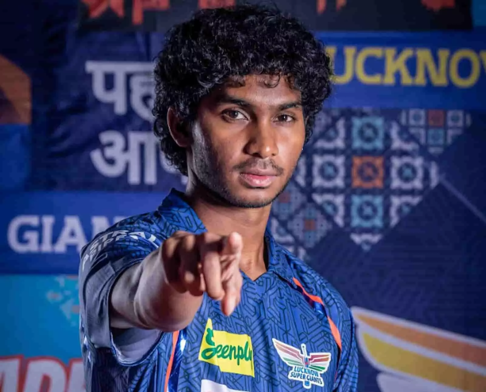 लखनऊ सुपर जायंट्स की जर्सी पहने मणिमारन सिद्धार्थ उंगली से इशारा करते हुए दिख रहे हैं। लखनऊ सुपर जायंट्स की जर्सी पहने मणिमारन सिद्धार्थ उंगली से इशारा करते हुए दिख रहे हैं।