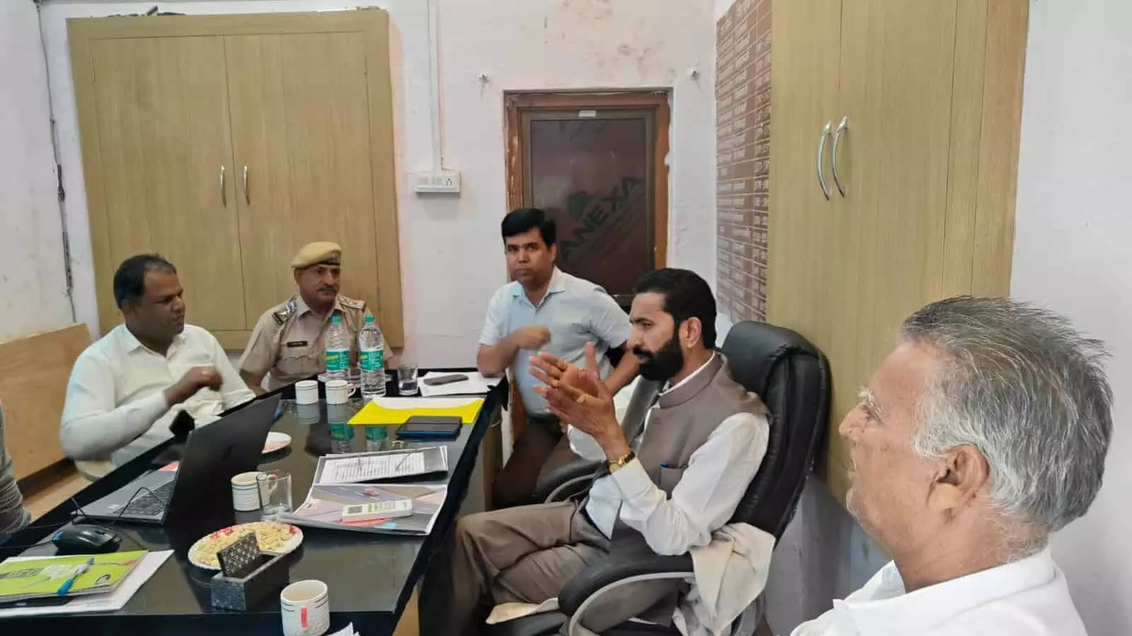 आकोला नगर पालिका में विकास कार्यों की समीक्षा बैठक करते विधायक अर्जुन लाल जीनगर और प्रशासनिक अधिकारी। आकोला नगर पालिका में विकास कार्यों की समीक्षा बैठक करते विधायक अर्जुन लाल जीनगर और प्रशासनिक अधिकारी।