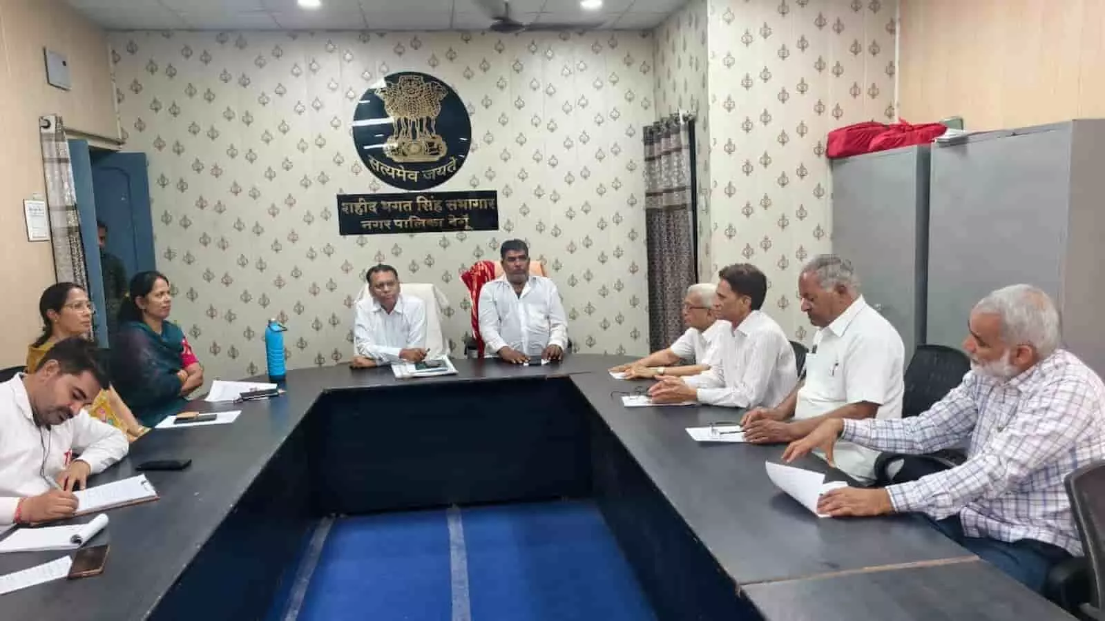 बेगूं नगर पालिका कार्यालय के सभागार में अधिकारियों और जनप्रतिनिधियों की बैठक का दृश्य। बेगूं नगर पालिका कार्यालय के सभागार में अधिकारियों और जनप्रतिनिधियों की बैठक का दृश्य।