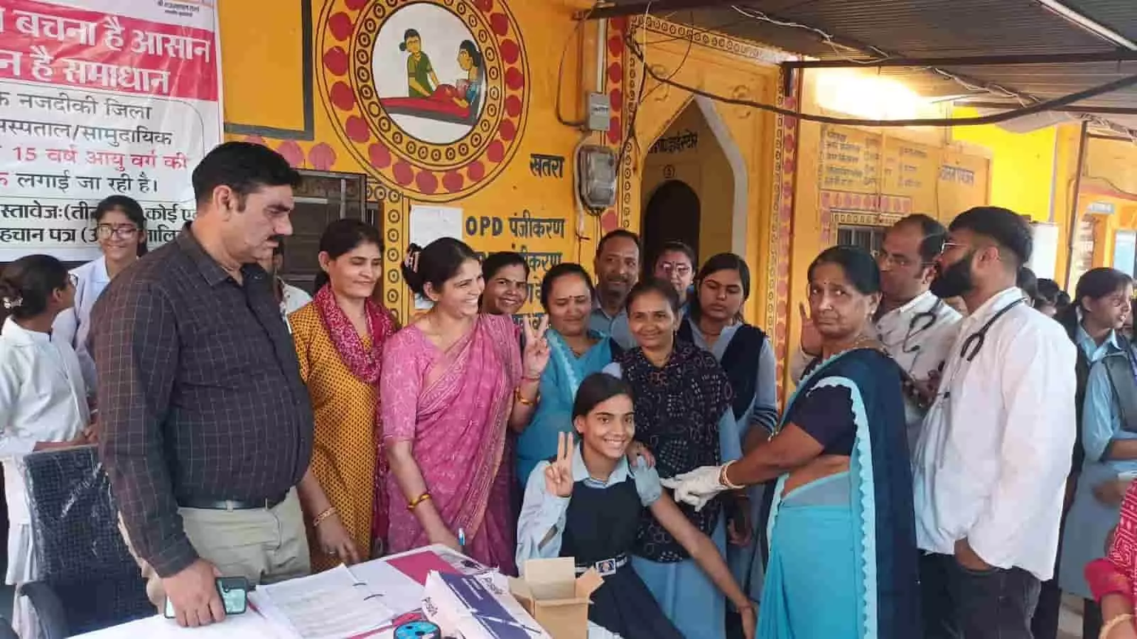 करौली के स्वास्थ्य केंद्र में एएनएम द्वारा छात्रा को सर्वाइकल कैंसर से बचाव का एचपीवी टीका लगाया जा रहा है। करौली के स्वास्थ्य केंद्र में एएनएम द्वारा छात्रा को सर्वाइकल कैंसर से बचाव का एचपीवी टीका लगाया जा रहा है।
