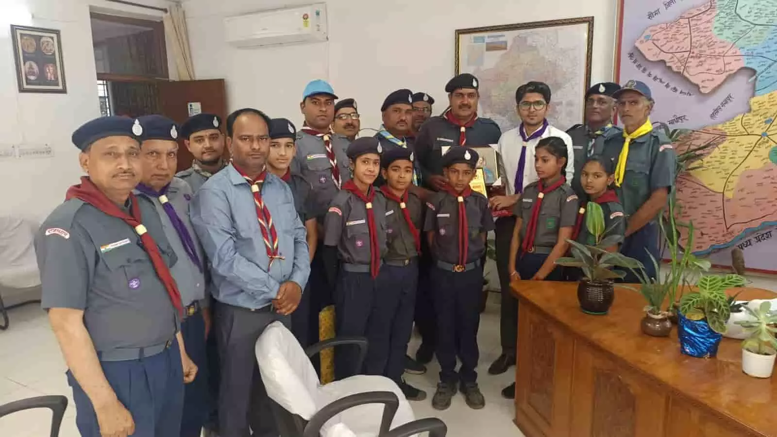 करौली कलेक्ट्रेट में परिंडा अभियान के शुभारंभ कार्यक्रम के दौरान जिला कलेक्टर और स्काउट गाइड ग्रुप। करौली कलेक्ट्रेट में परिंडा अभियान के शुभारंभ कार्यक्रम के दौरान जिला कलेक्टर और स्काउट गाइड ग्रुप।