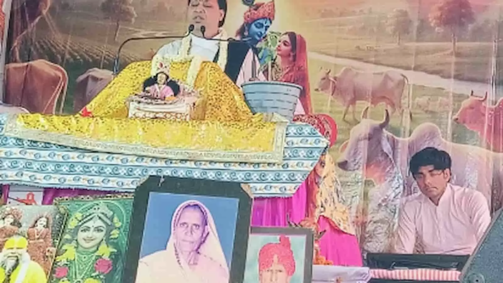 जनूथर में भागवत कथा के दौरान व्यास पीठ पर बैठे डॉ जगन्नाथ दीक्षित श्रद्धालुओं को प्रवचन देते हुए। जनूथर में भागवत कथा के दौरान व्यास पीठ पर बैठे डॉ जगन्नाथ दीक्षित श्रद्धालुओं को प्रवचन देते हुए।