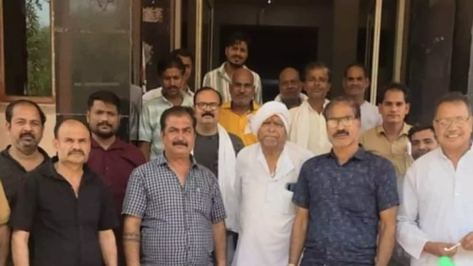 बारां में व्यापार महासंघ के सदस्य पुलिस अधीक्षक कार्यालय के बाहर विरोध प्रदर्शन करते हुए। बारां में व्यापार महासंघ के सदस्य पुलिस अधीक्षक कार्यालय के बाहर विरोध प्रदर्शन करते हुए।