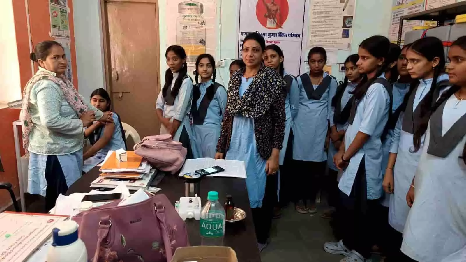 गंगरार के स्वास्थ्य केंद्र में छात्राओं को एचपीवी वैक्सीन लगाती महिला स्वास्थ्य कार्यकर्ता। गंगरार के स्वास्थ्य केंद्र में छात्राओं को एचपीवी वैक्सीन लगाती महिला स्वास्थ्य कार्यकर्ता।