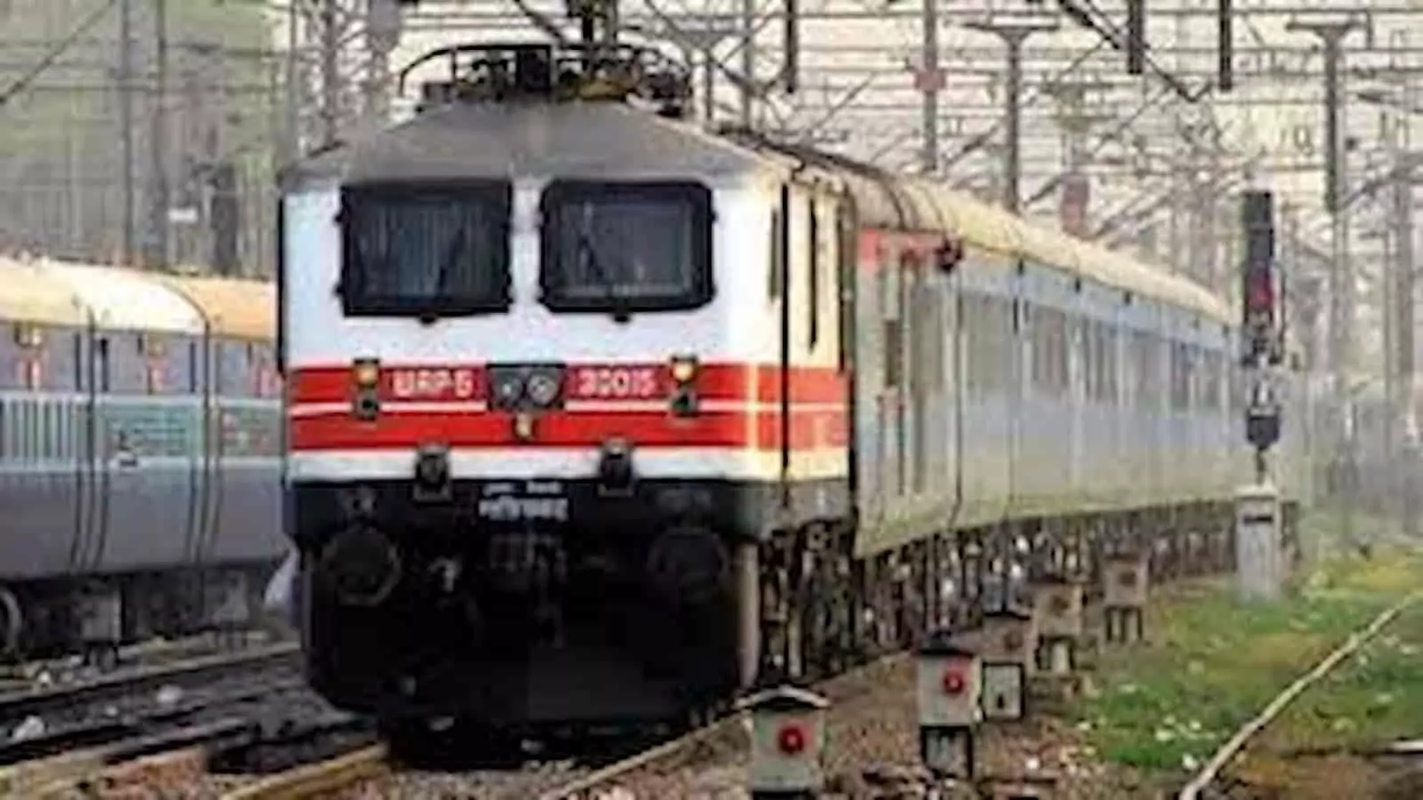 बेंगलुरु के BEML कैंपस में पटरियों पर खड़ी भारतीय रेलवे की एक आधुनिक सफेद और लाल रंग की ट्रेन।