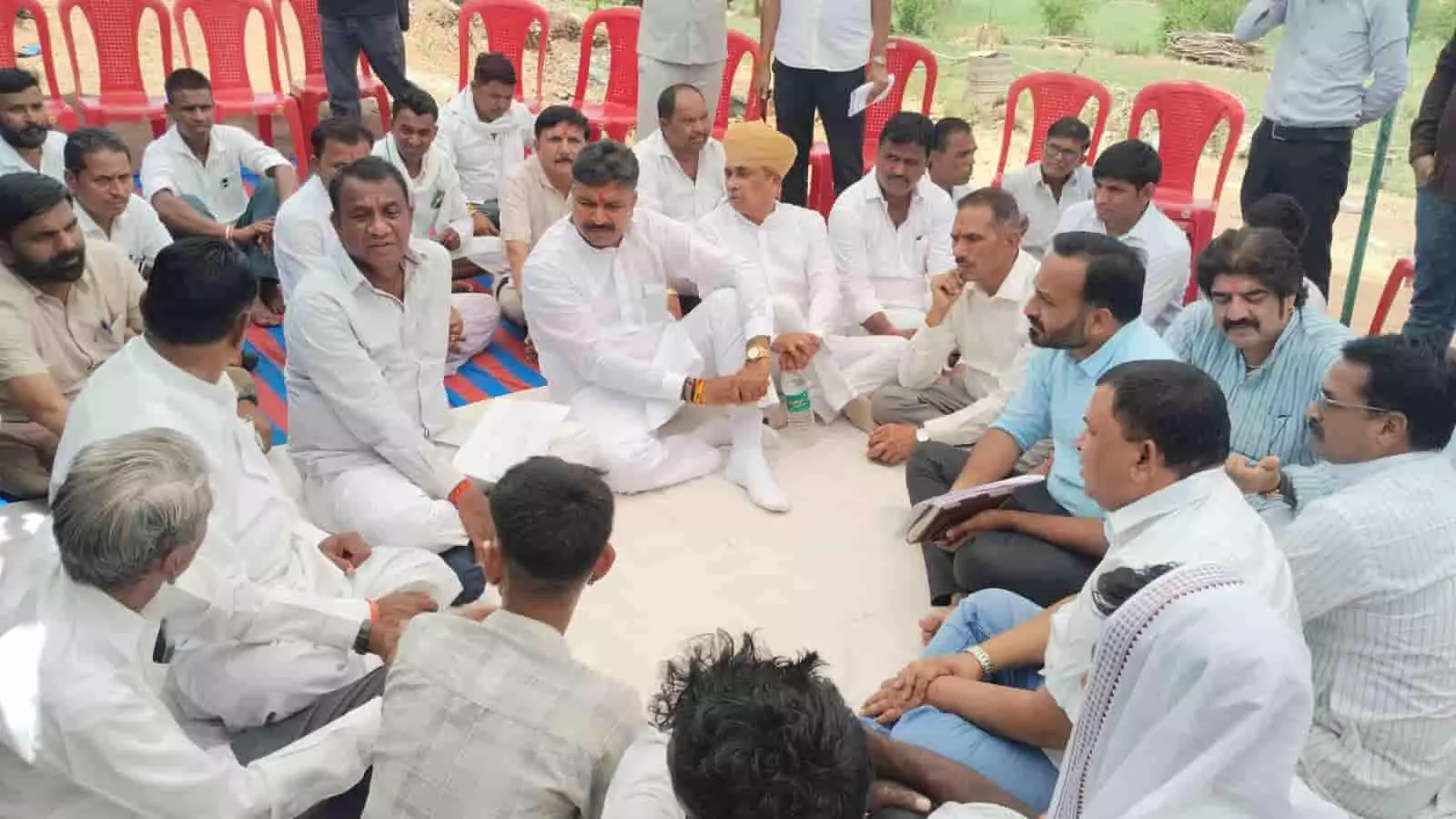 लसाड़िया में ग्रामीणों के साथ जमीन पर बैठकर चर्चा करते नेता प्रतिपक्ष टीकाराम जूली और कांग्रेस कार्यकर्ता। लसाड़िया में ग्रामीणों के साथ जमीन पर बैठकर चर्चा करते नेता प्रतिपक्ष टीकाराम जूली और कांग्रेस कार्यकर्ता।