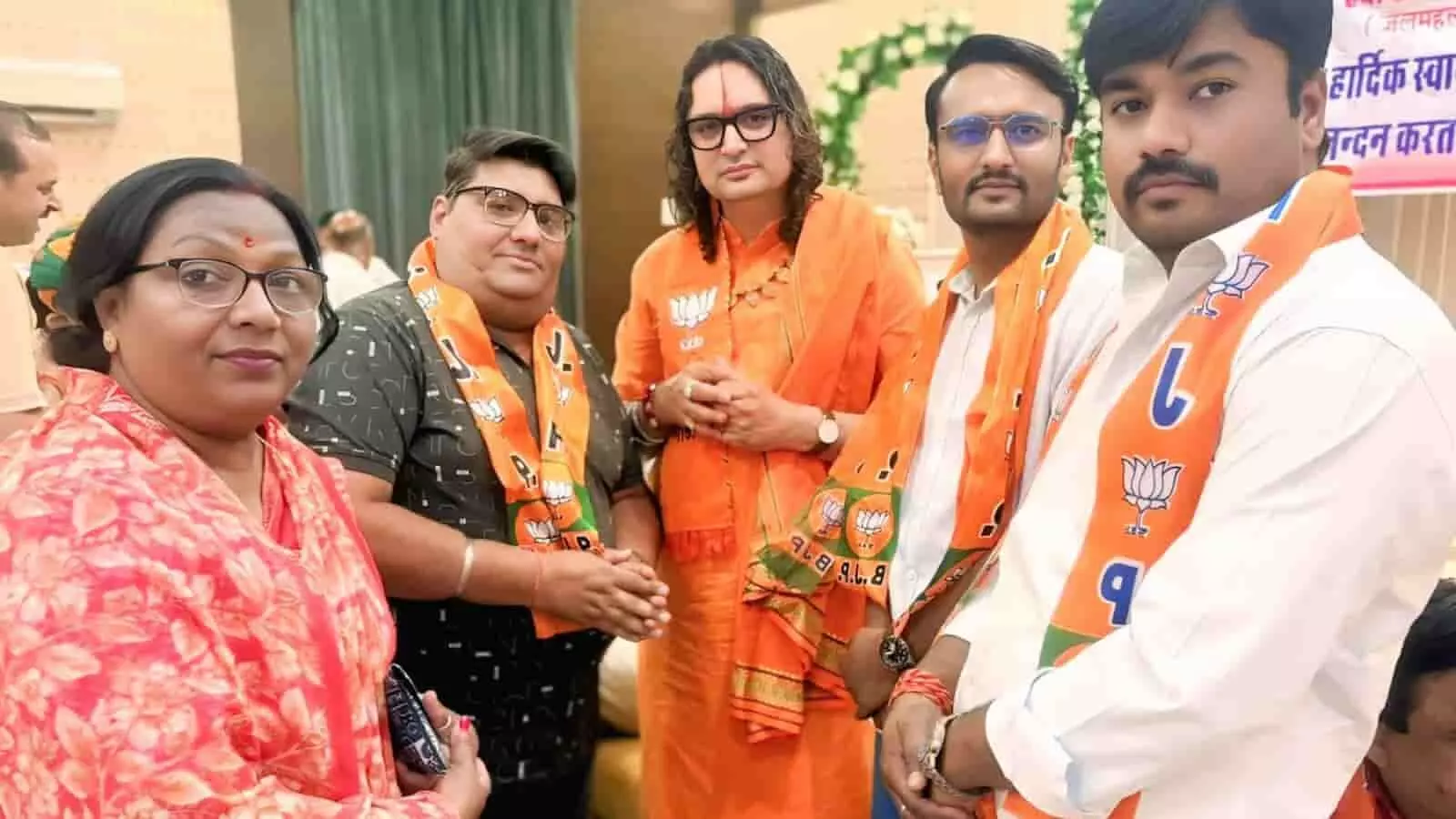जयपुर में विधायक बालमुकुंद आचार्य और भाजपा कार्यकर्ता दौलत त्रिलोकानी नियुक्ति के दौरान साथ खड़े हैं। जयपुर में विधायक बालमुकुंद आचार्य और भाजपा कार्यकर्ता दौलत त्रिलोकानी नियुक्ति के दौरान साथ खड़े हैं।