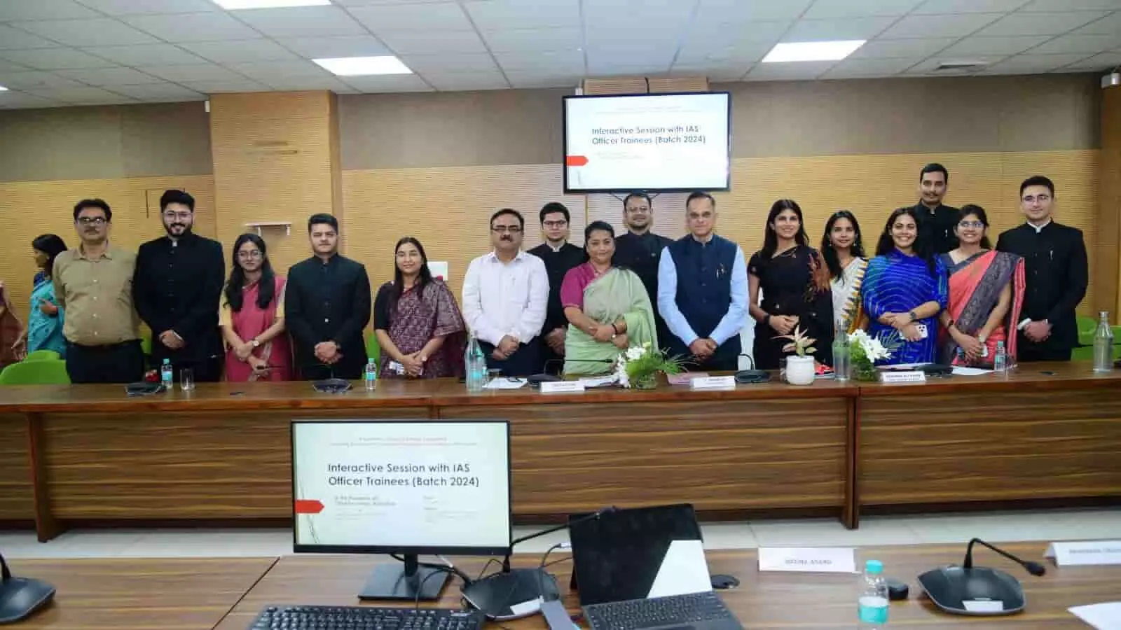 एचसीएम रीपा जयपुर में मुख्य सचिव वी. श्रीनिवास और आईएएस प्रोबेशनर्स विदाई सत्र के दौरान समूह चित्र में। एचसीएम रीपा जयपुर में मुख्य सचिव वी. श्रीनिवास और आईएएस प्रोबेशनर्स विदाई सत्र के दौरान समूह चित्र में।