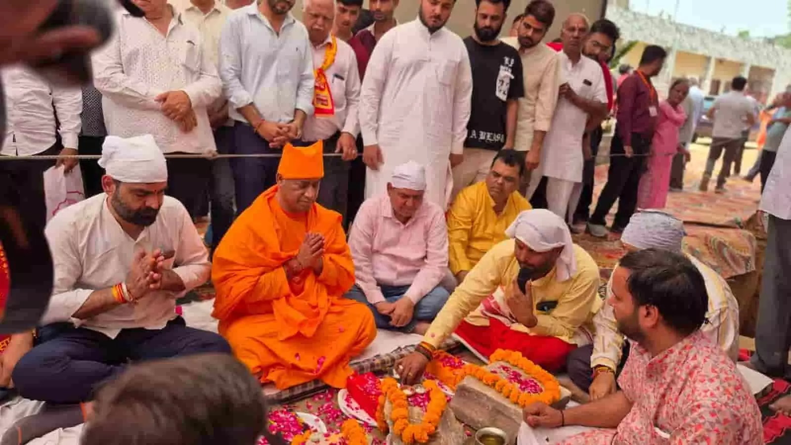 मानसरोवर स्थित वरुण पथ पर स्वामी मोहन प्रकाश महाराज द्वारा श्री झूलेलाल मंदिर के पुनर्निर्माण हेतु किया जा रहा भूमि पूजन। मानसरोवर स्थित वरुण पथ पर स्वामी मोहन प्रकाश महाराज द्वारा श्री झूलेलाल मंदिर के पुनर्निर्माण हेतु किया जा रहा भूमि पूजन।