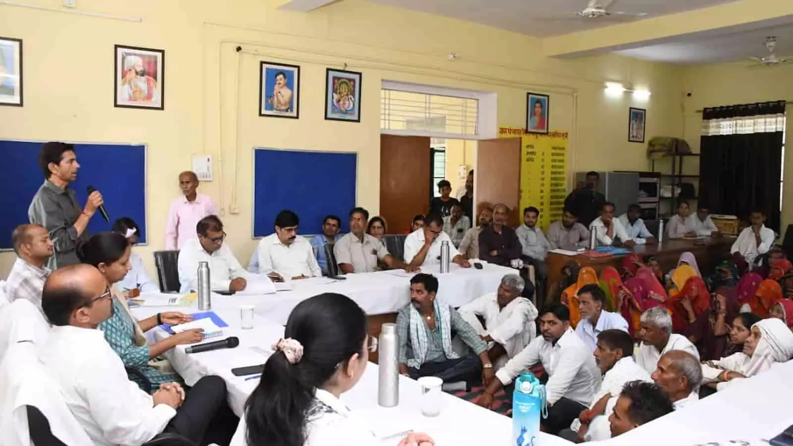 खिलचीपुर ग्राम पंचायत में मुख्यमंत्री विकसित ग्राम अभियान के तहत जनसभा को संबोधित करते जिला कलक्टर। खिलचीपुर ग्राम पंचायत में मुख्यमंत्री विकसित ग्राम अभियान के तहत जनसभा को संबोधित करते जिला कलक्टर।