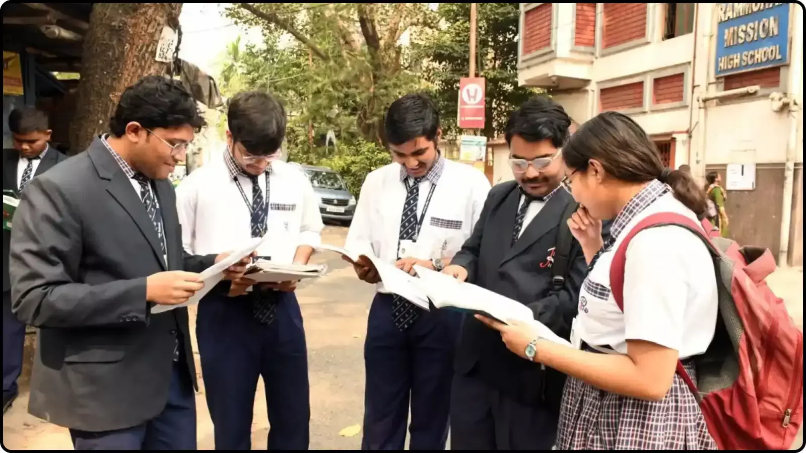 स्कूल के बाहर खड़े होकर हाथ में किताबें लिए चर्चा करते हुए छात्र परीक्षा परिणाम के संदर्भ में। स्कूल के बाहर खड़े होकर हाथ में किताबें लिए चर्चा करते हुए छात्र परीक्षा परिणाम के संदर्भ में।